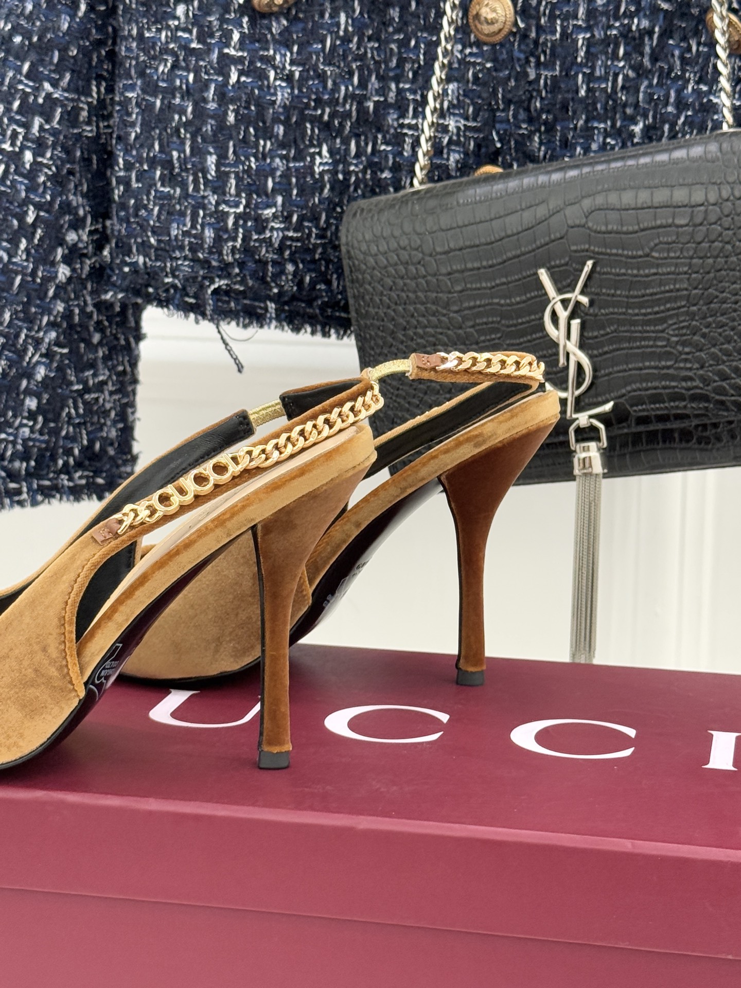 Gucci/古驰经典尖头后绕带金属链条丝绒后空高跟凉鞋以丝绒肌理碰撞品牌基因演绎意式奢华浪漫。随光影流动