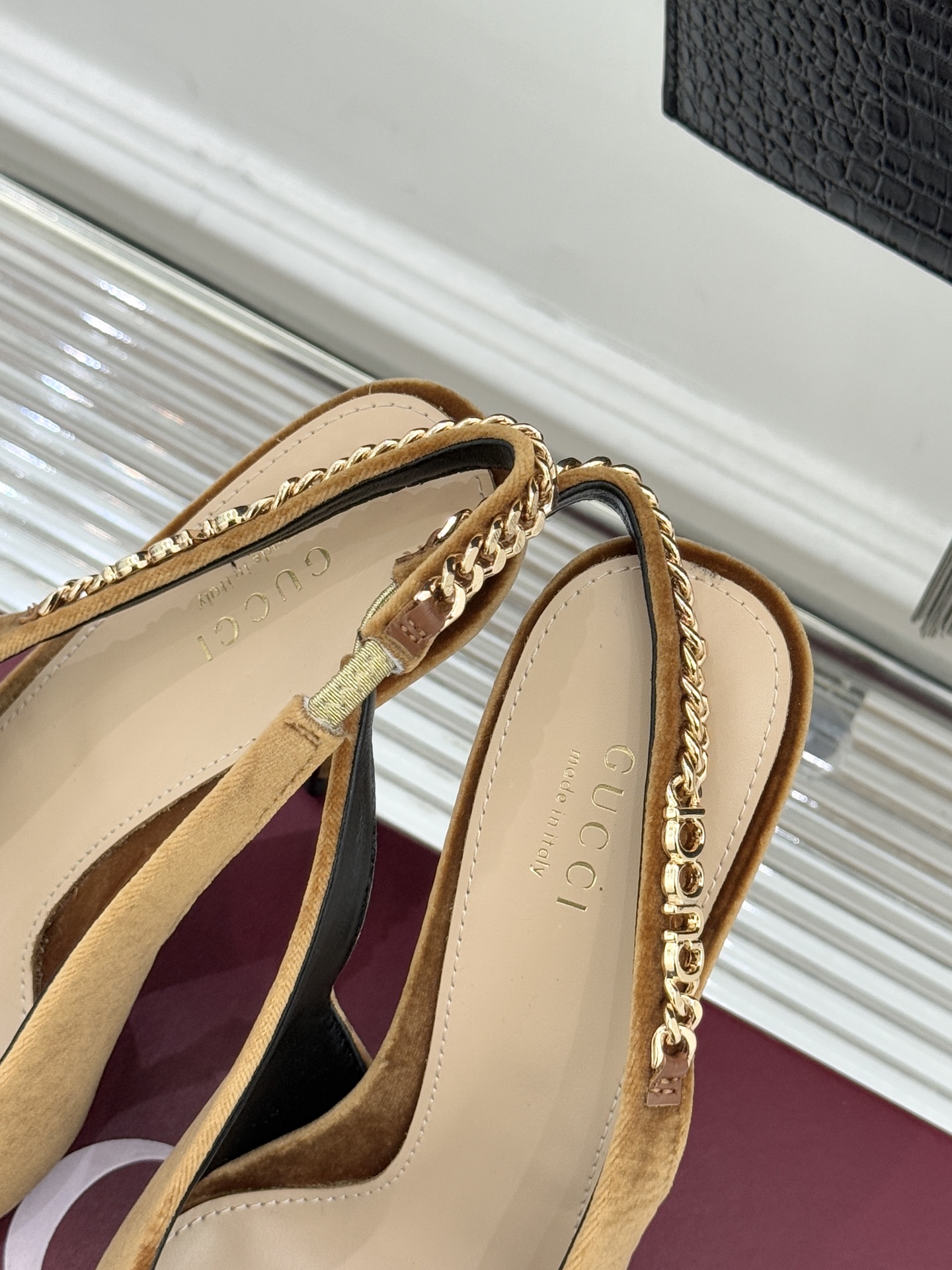 Gucci/古驰经典尖头后绕带金属链条丝绒后空高跟凉鞋以丝绒肌理碰撞品牌基因演绎意式奢华浪漫。随光影流动