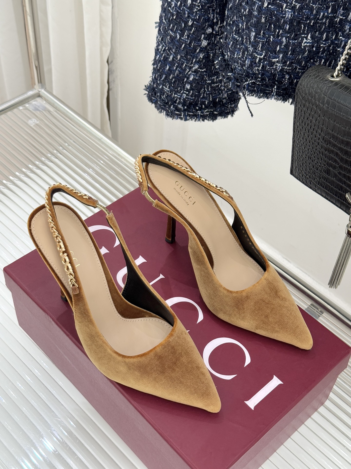 Gucci/古驰经典尖头后绕带金属链条丝绒后空高跟凉鞋以丝绒肌理碰撞品牌基因演绎意式奢华浪漫。随光影流动