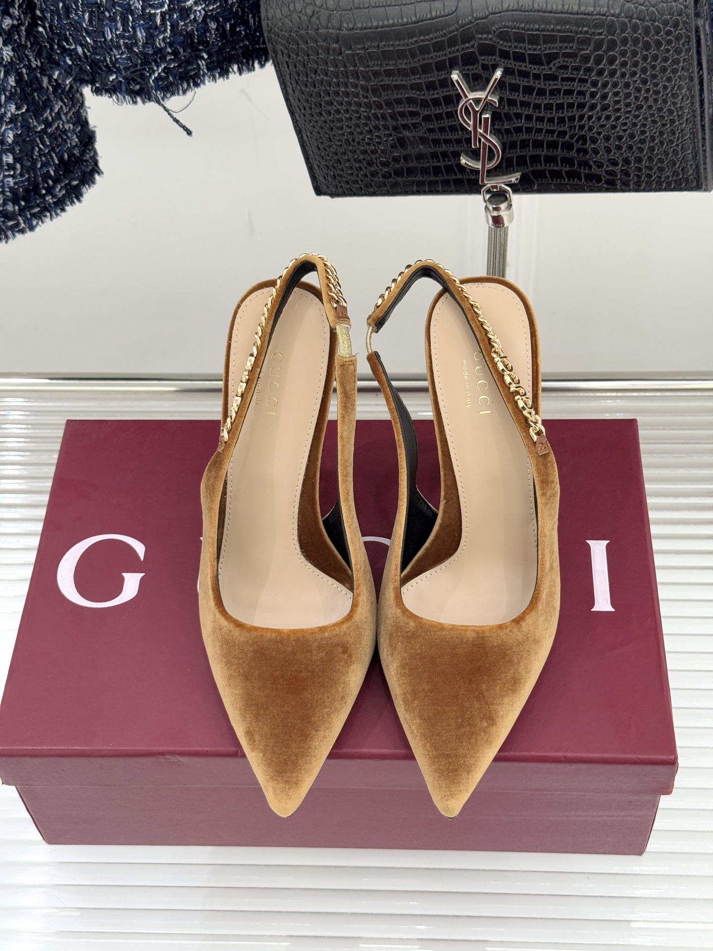 Gucci/古驰经典尖头后绕带金属链条丝绒后空高跟凉鞋以丝绒肌理碰撞品牌基因演绎意式奢华浪漫。随光影流动