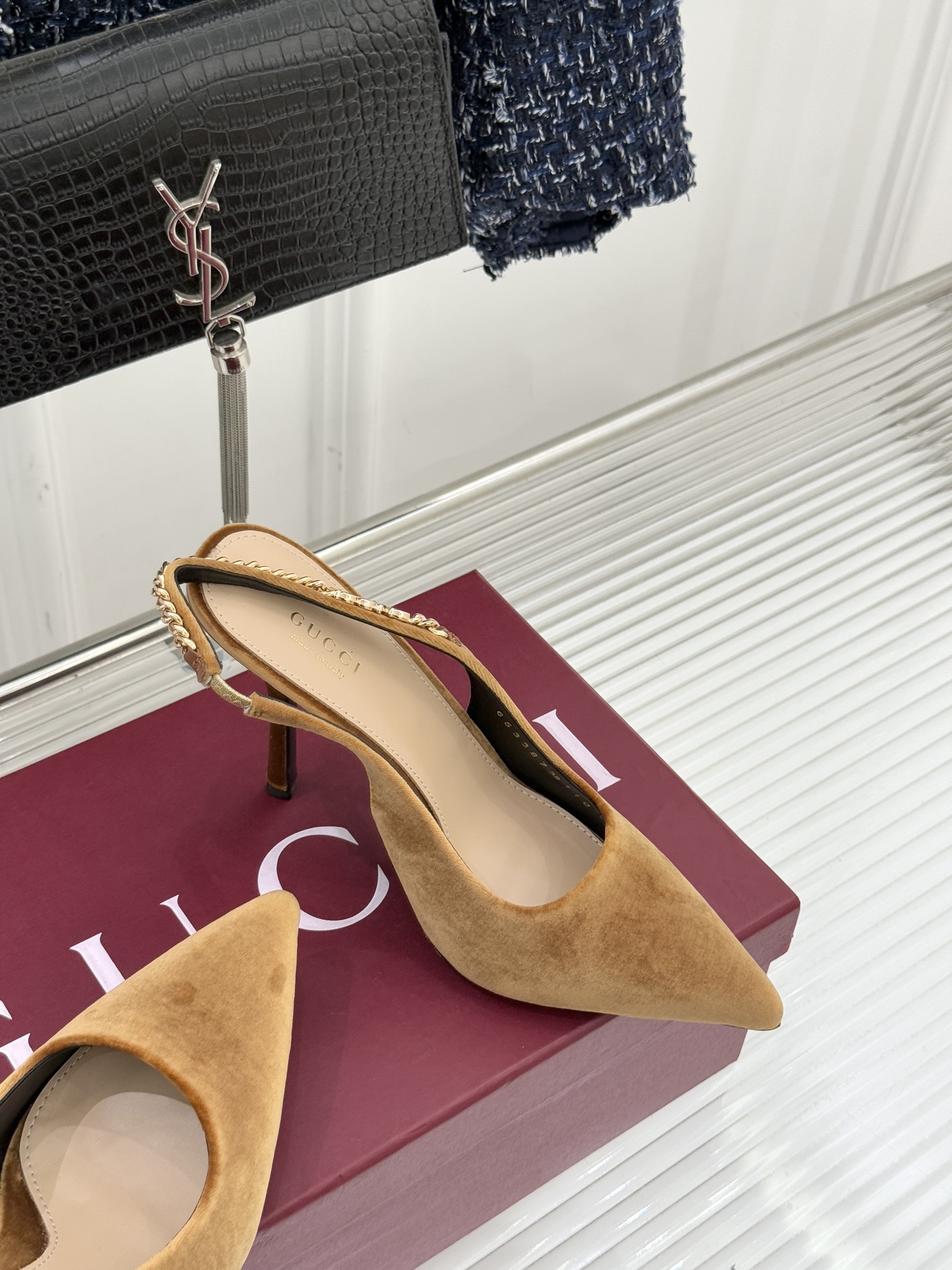 Gucci/古驰经典尖头后绕带金属链条丝绒后空高跟凉鞋以丝绒肌理碰撞品牌基因演绎意式奢华浪漫。随光影流动