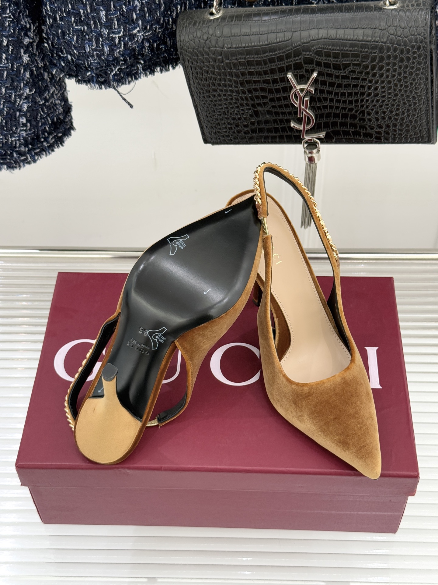 Gucci/古驰经典尖头后绕带金属链条丝绒后空高跟凉鞋以丝绒肌理碰撞品牌基因演绎意式奢华浪漫。随光影流动