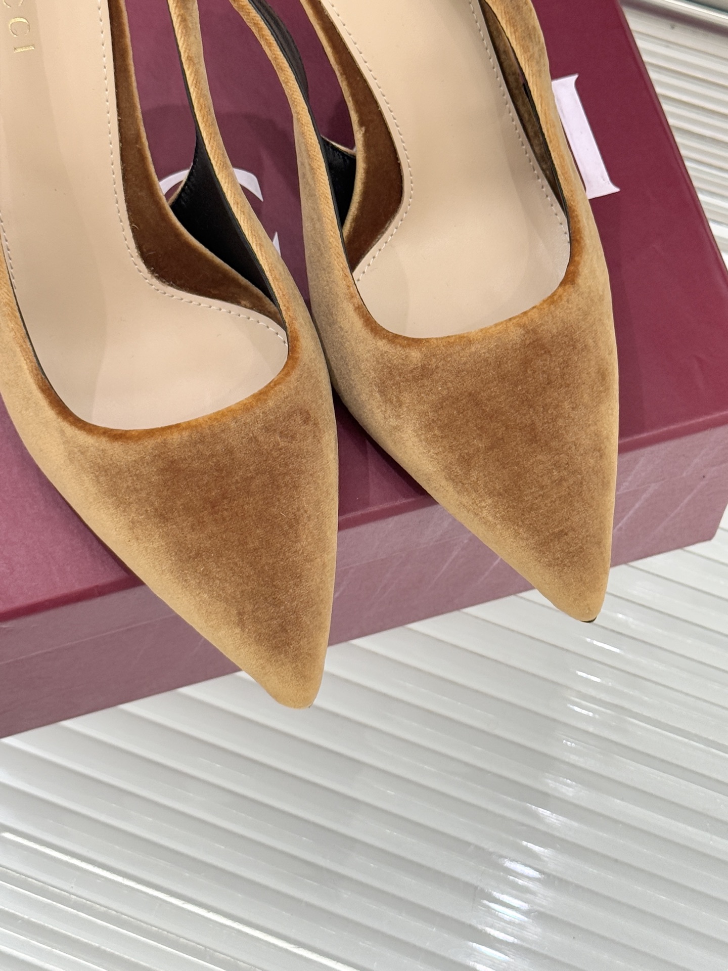 Gucci/古驰经典尖头后绕带金属链条丝绒后空高跟凉鞋以丝绒肌理碰撞品牌基因演绎意式奢华浪漫。随光影流动