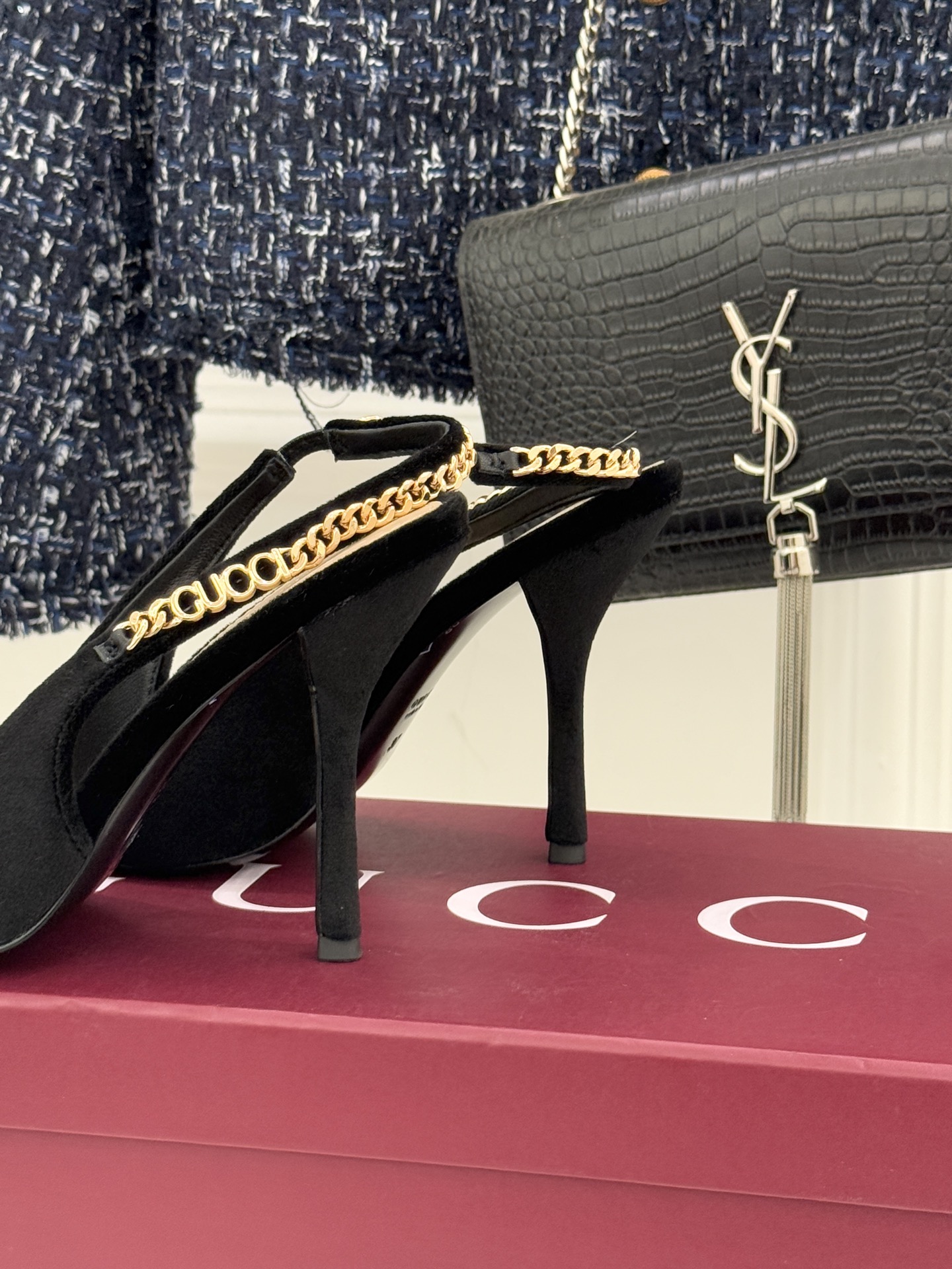 Gucci/古驰经典尖头后绕带金属链条丝绒后空高跟凉鞋以丝绒肌理碰撞品牌基因演绎意式奢华浪漫。随光影流动