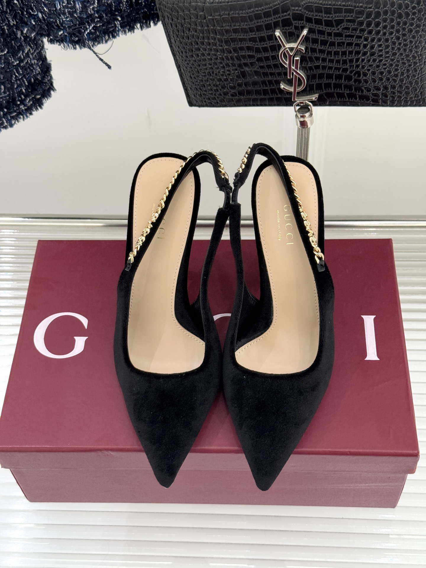 Gucci/古驰经典尖头后绕带金属链条丝绒后空高跟凉鞋以丝绒肌理碰撞品牌基因演绎意式奢华浪漫。随光影流动