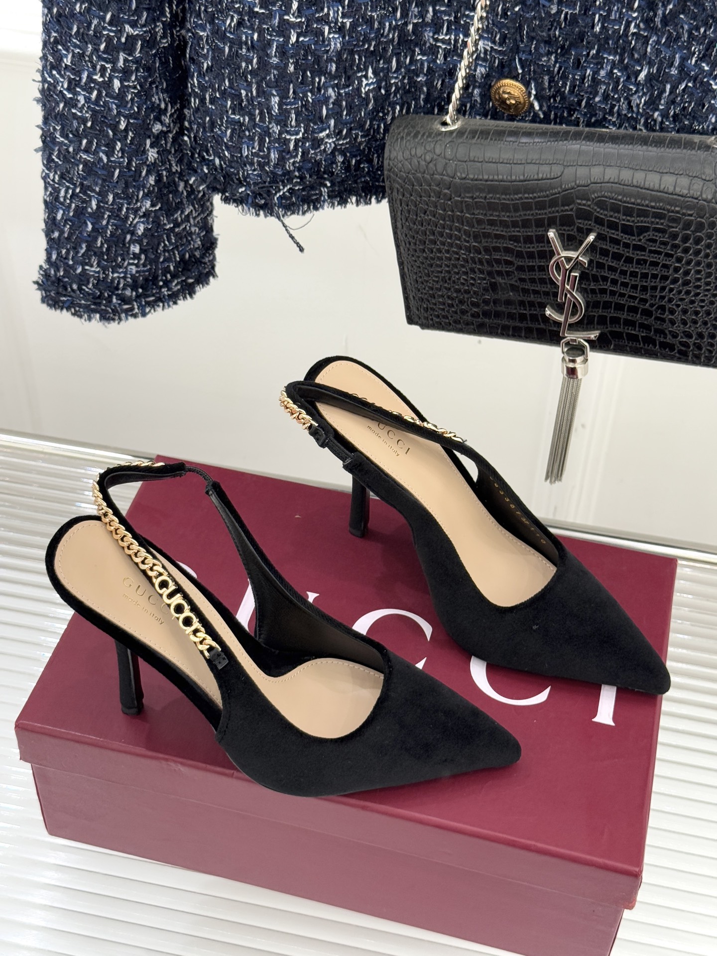 Gucci/古驰经典尖头后绕带金属链条丝绒后空高跟凉鞋以丝绒肌理碰撞品牌基因演绎意式奢华浪漫。随光影流动