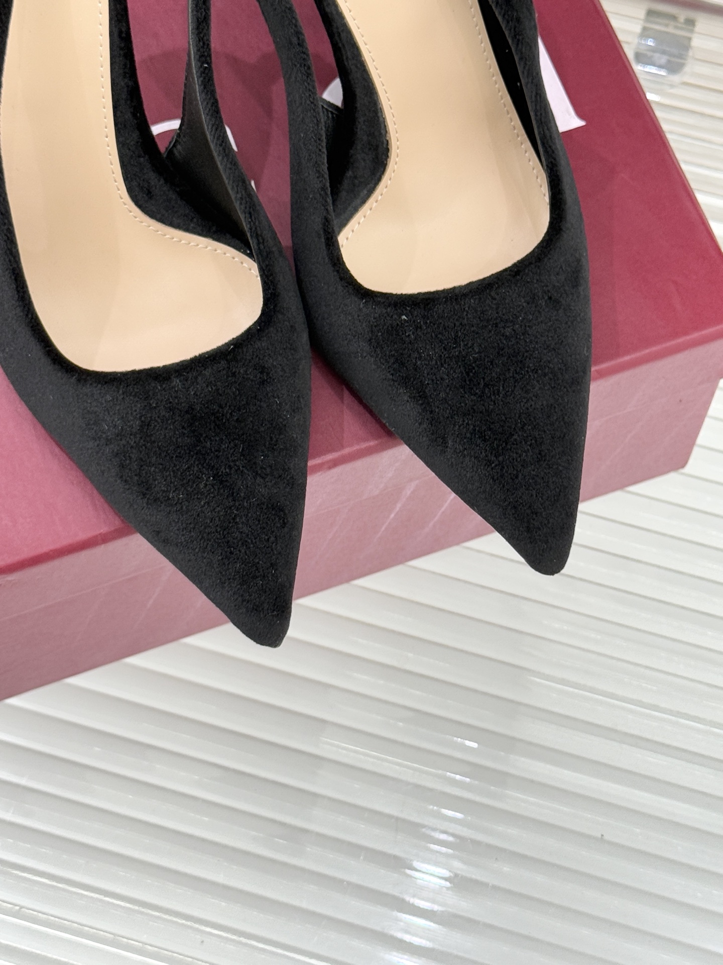 Gucci/古驰经典尖头后绕带金属链条丝绒后空高跟凉鞋以丝绒肌理碰撞品牌基因演绎意式奢华浪漫。随光影流动