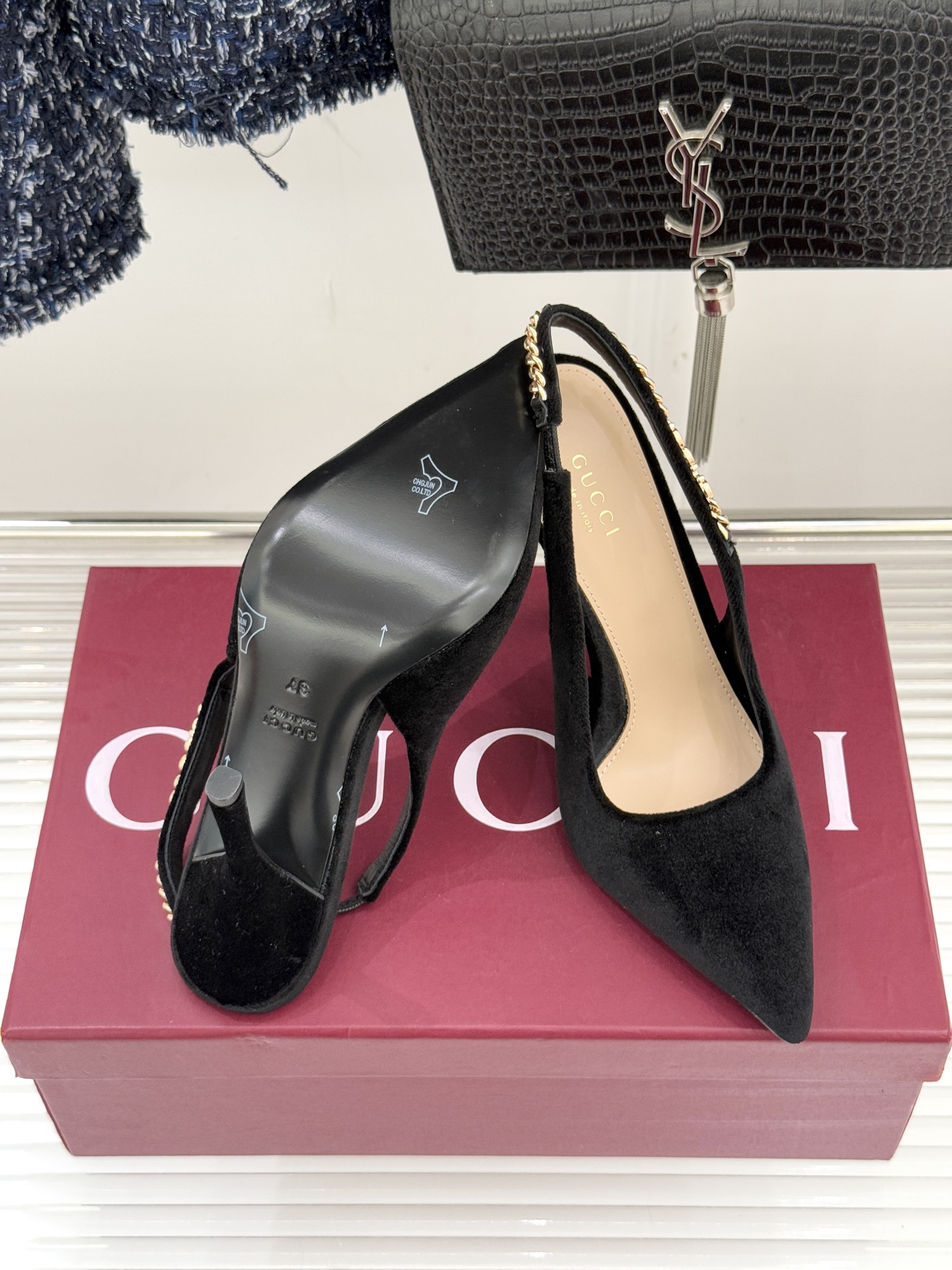 Gucci/古驰经典尖头后绕带金属链条丝绒后空高跟凉鞋以丝绒肌理碰撞品牌基因演绎意式奢华浪漫。随光影流动