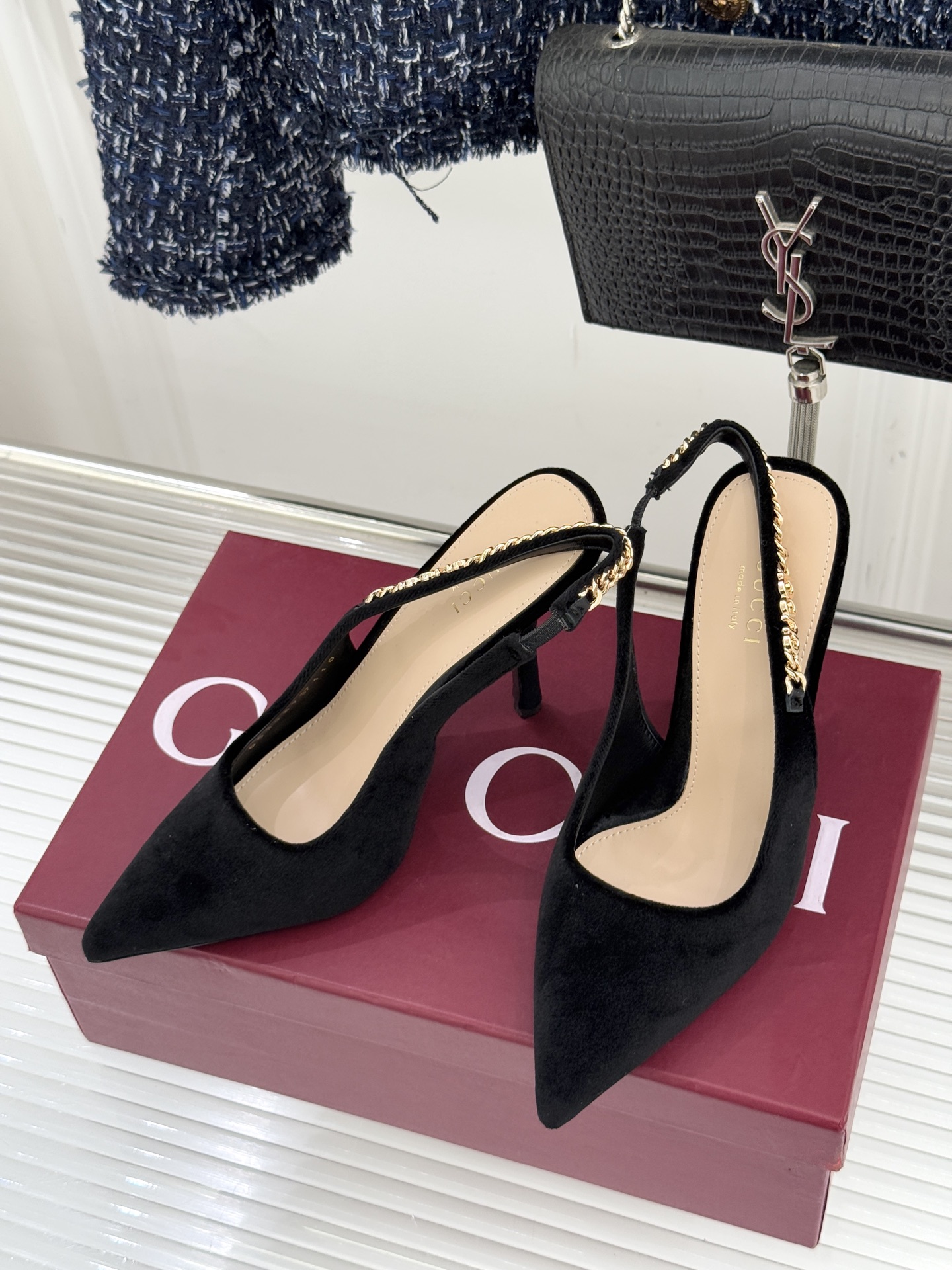 Gucci/古驰经典尖头后绕带金属链条丝绒后空高跟凉鞋以丝绒肌理碰撞品牌基因演绎意式奢华浪漫。随光影流动