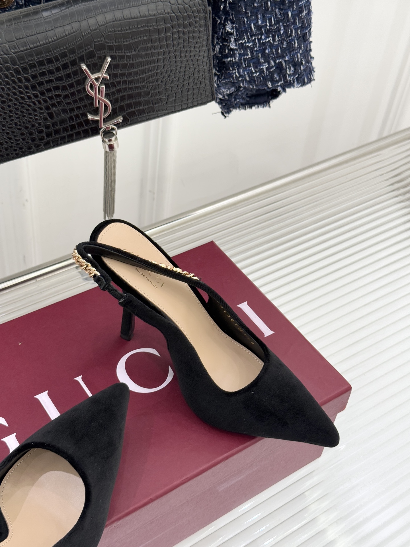 Gucci/古驰经典尖头后绕带金属链条丝绒后空高跟凉鞋以丝绒肌理碰撞品牌基因演绎意式奢华浪漫。随光影流动