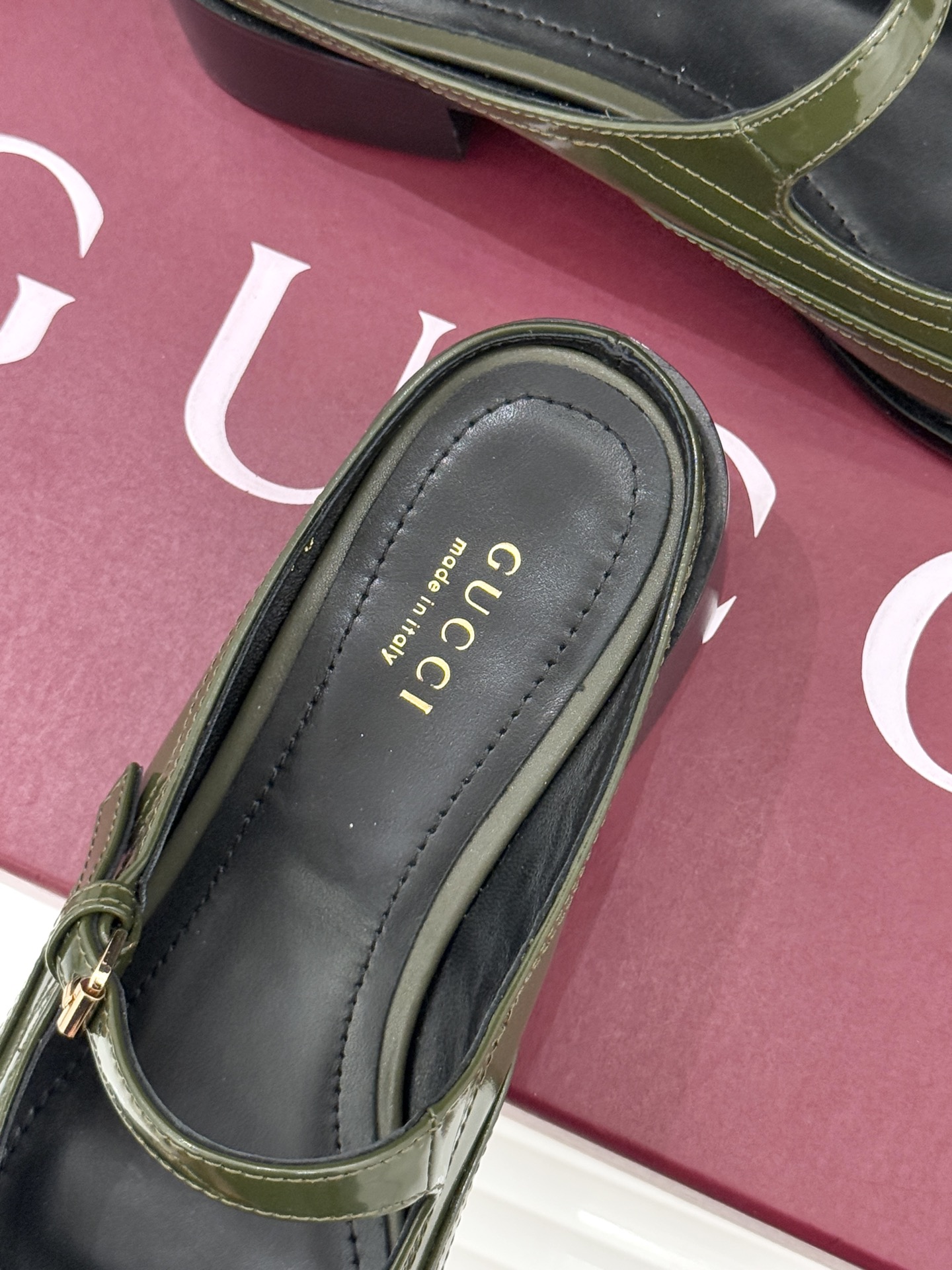 Gucci/古驰26WF春夏新品马衔扣开边珠粗跟玛丽珍鞋以标志性马衔扣点亮复古格调浅金色五金淬炼时光光泽