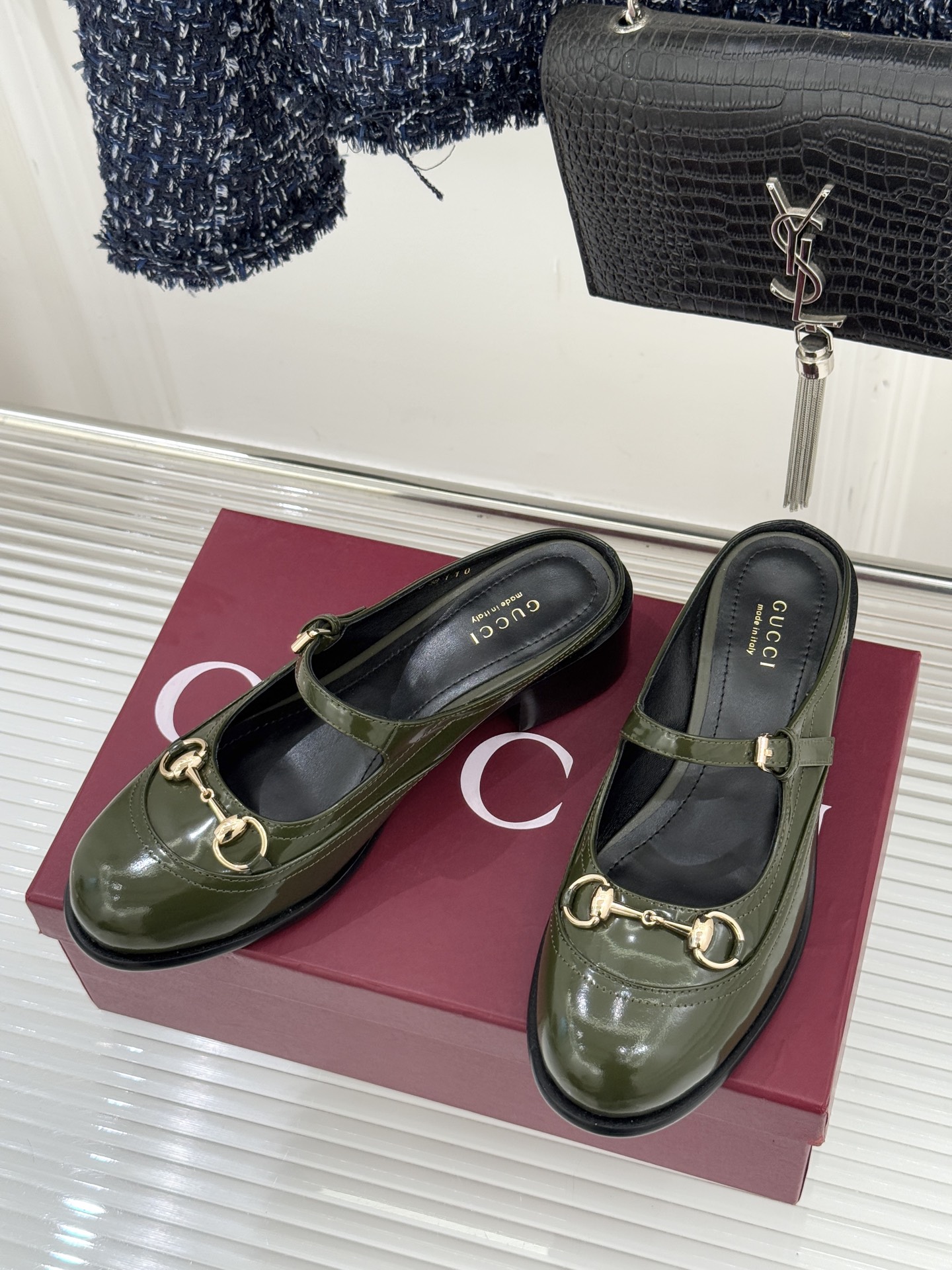 Gucci/古驰26WF春夏新品马衔扣开边珠粗跟玛丽珍鞋以标志性马衔扣点亮复古格调浅金色五金淬炼时光光泽