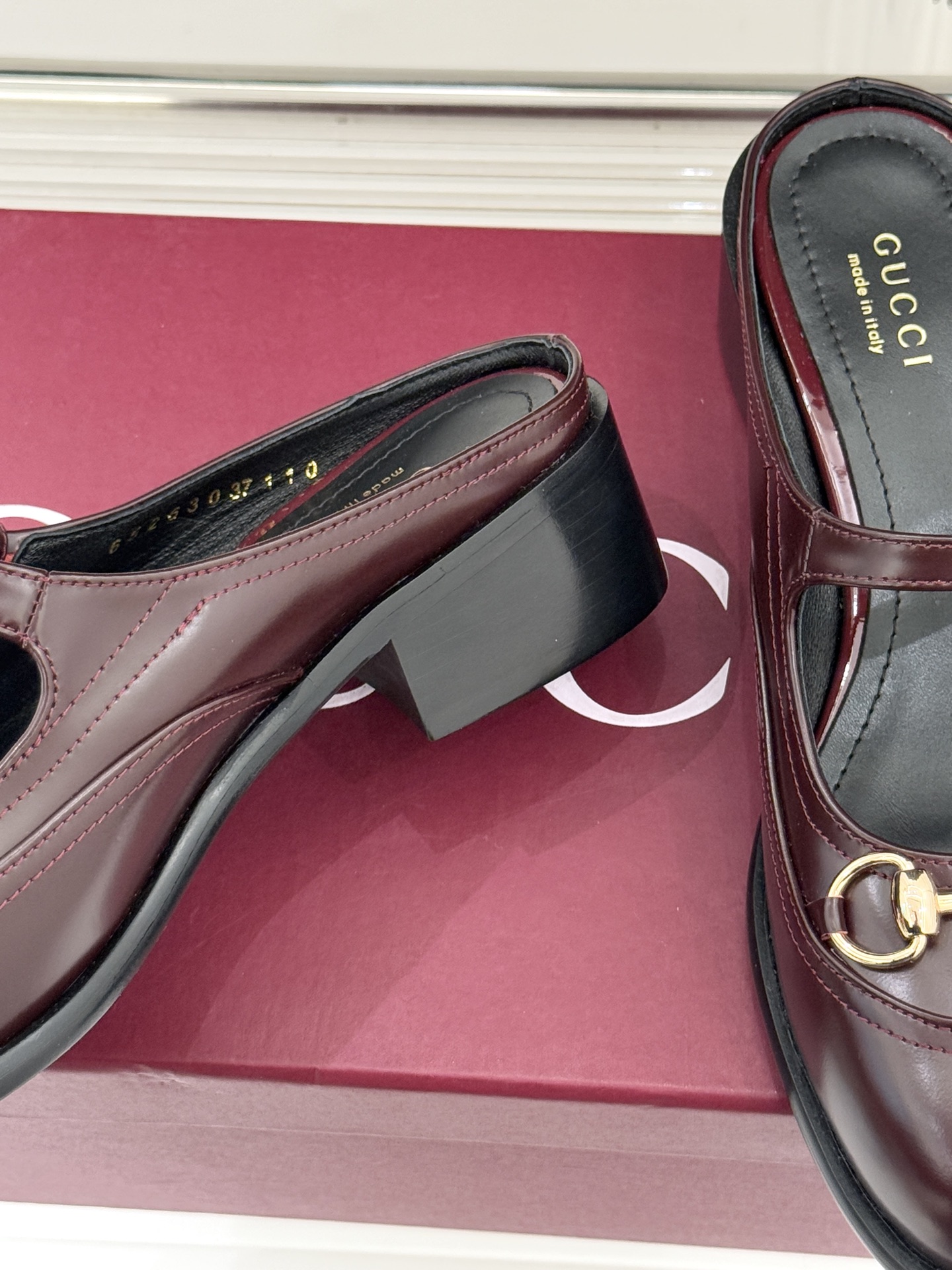 Gucci/古驰26WF春夏新品马衔扣开边珠粗跟玛丽珍鞋以标志性马衔扣点亮复古格调浅金色五金淬炼时光光泽