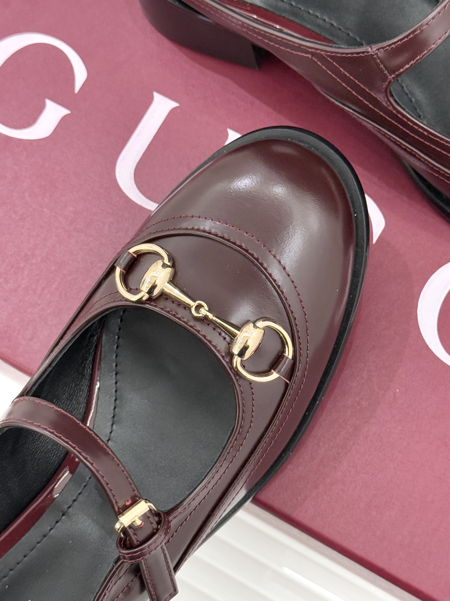 Gucci/古驰26WF春夏新品马衔扣开边珠粗跟玛丽珍鞋以标志性马衔扣点亮复古格调浅金色五金淬炼时光光泽