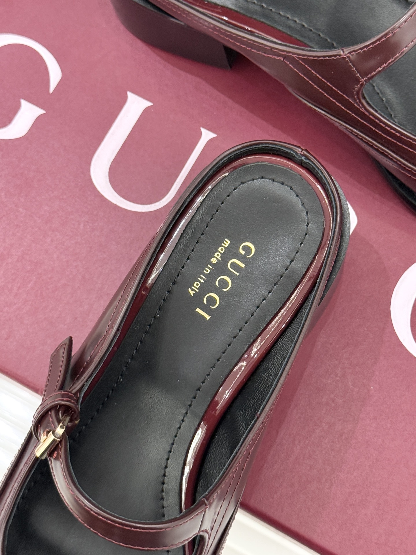 Gucci/古驰26WF春夏新品马衔扣开边珠粗跟玛丽珍鞋以标志性马衔扣点亮复古格调浅金色五金淬炼时光光泽