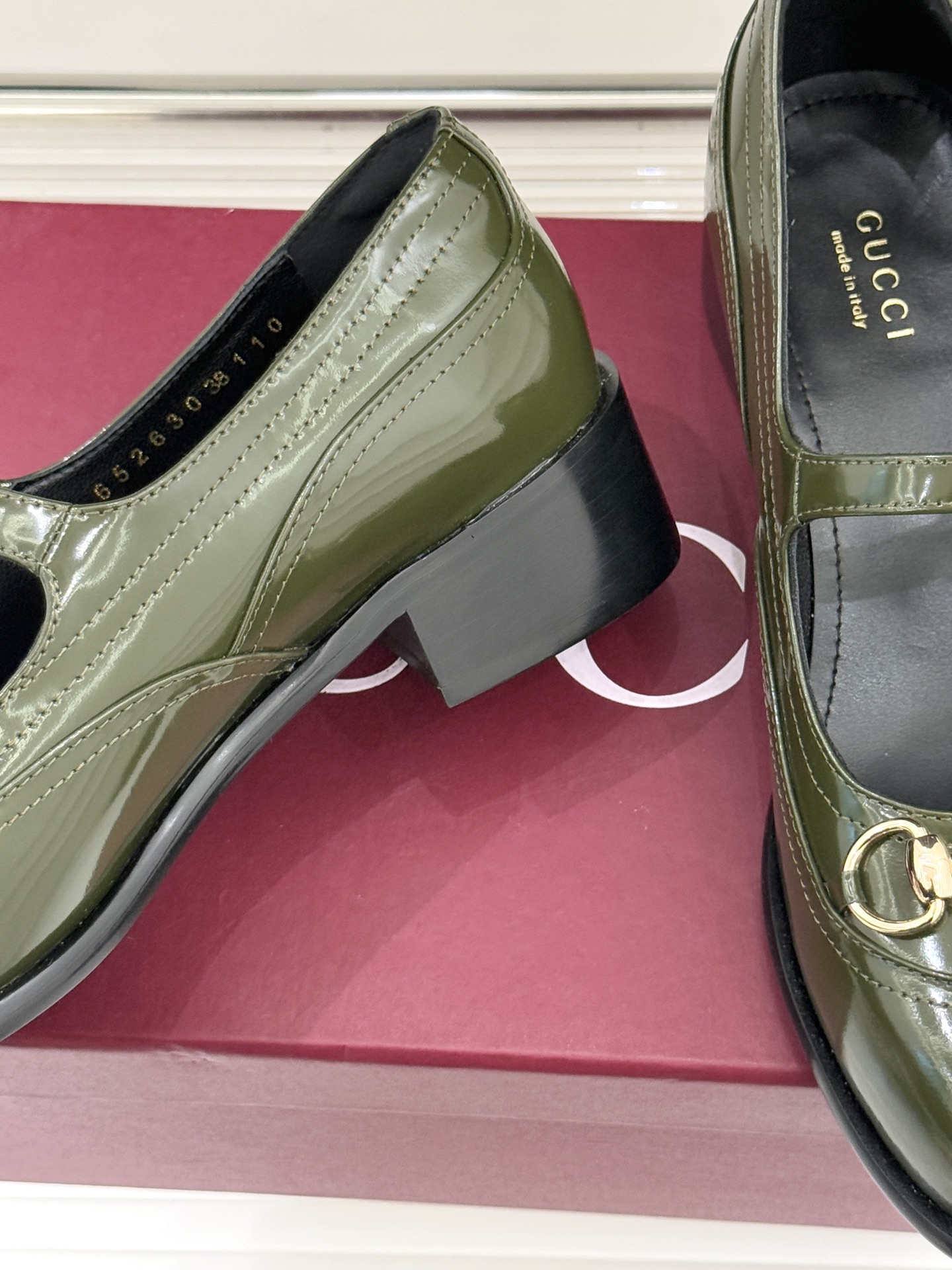 Gucci/古驰26WF春夏新品马衔扣开边珠粗跟玛丽珍鞋以标志性马衔扣点亮复古格调浅金色五金淬炼时光光泽