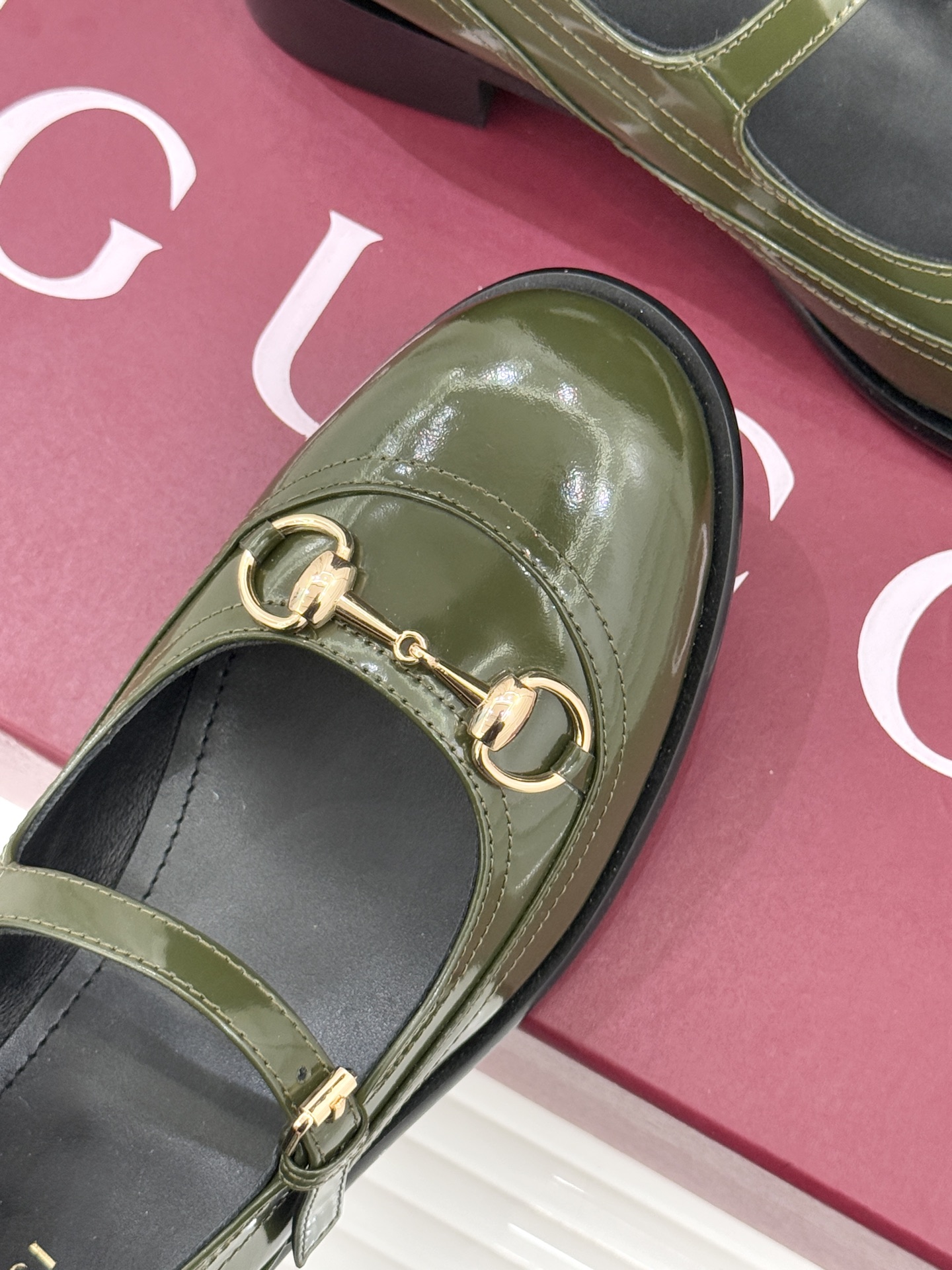 Gucci/古驰26WF春夏新品马衔扣开边珠粗跟玛丽珍鞋以标志性马衔扣点亮复古格调浅金色五金淬炼时光光泽