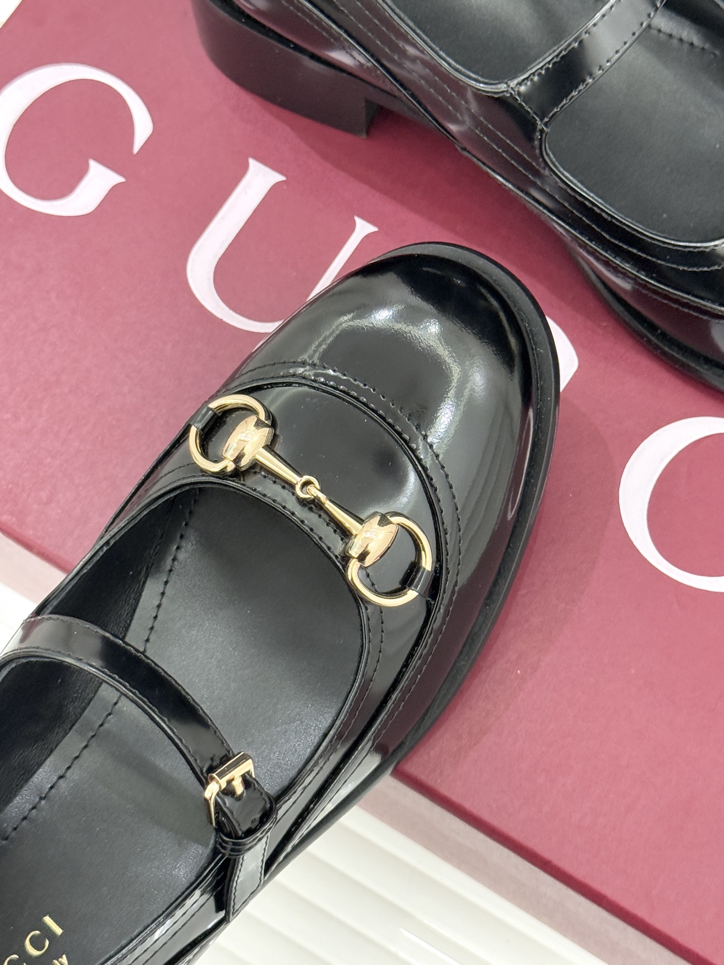 Gucci/古驰26WF春夏新品马衔扣开边珠粗跟玛丽珍鞋以标志性马衔扣点亮复古格调浅金色五金淬炼时光光泽