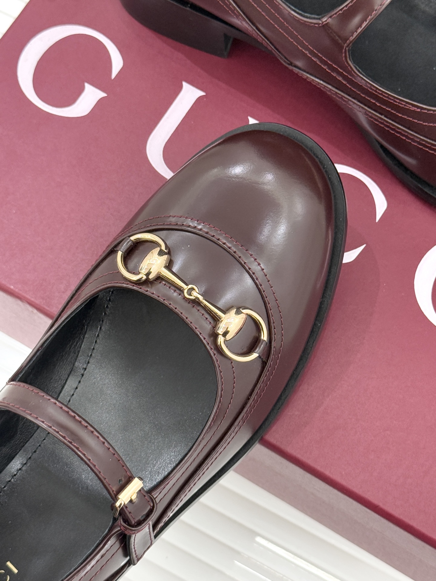 Gucci/古驰26WF春夏新品马衔扣开边珠粗跟玛丽珍鞋以标志性马衔扣点亮复古格调浅金色五金淬炼时光光泽