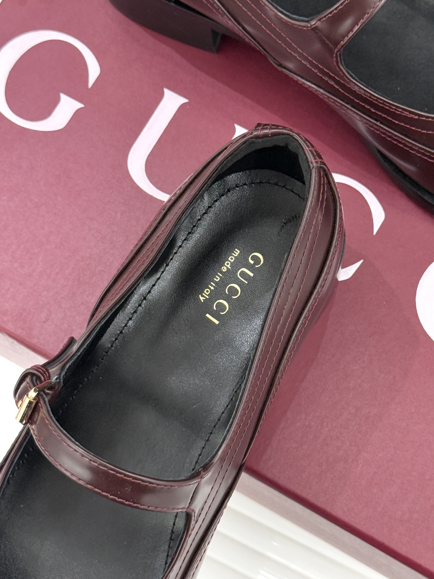 Gucci/古驰26WF春夏新品马衔扣开边珠粗跟玛丽珍鞋以标志性马衔扣点亮复古格调浅金色五金淬炼时光光泽