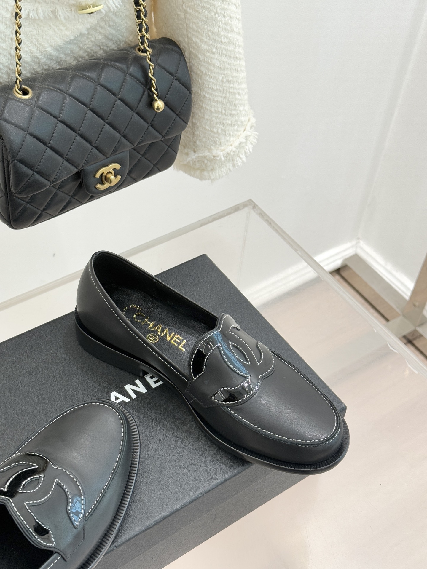 CHANE* ｜小香经典大双C乐福鞋当小香的光韵邂逅百年传承它以不朽经典诠释摩登新章。标志性大双C皮标镶