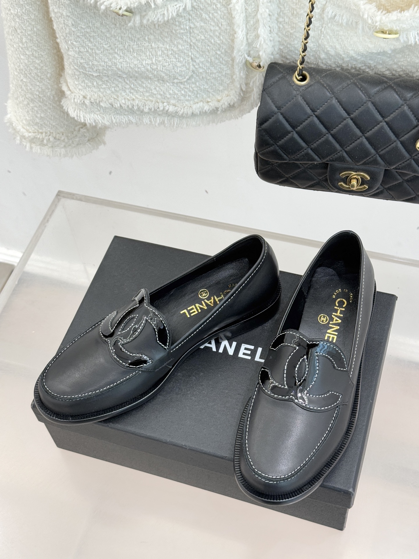 CHANE* ｜小香经典大双C乐福鞋当小香的光韵邂逅百年传承它以不朽经典诠释摩登新章。标志性大双C皮标镶