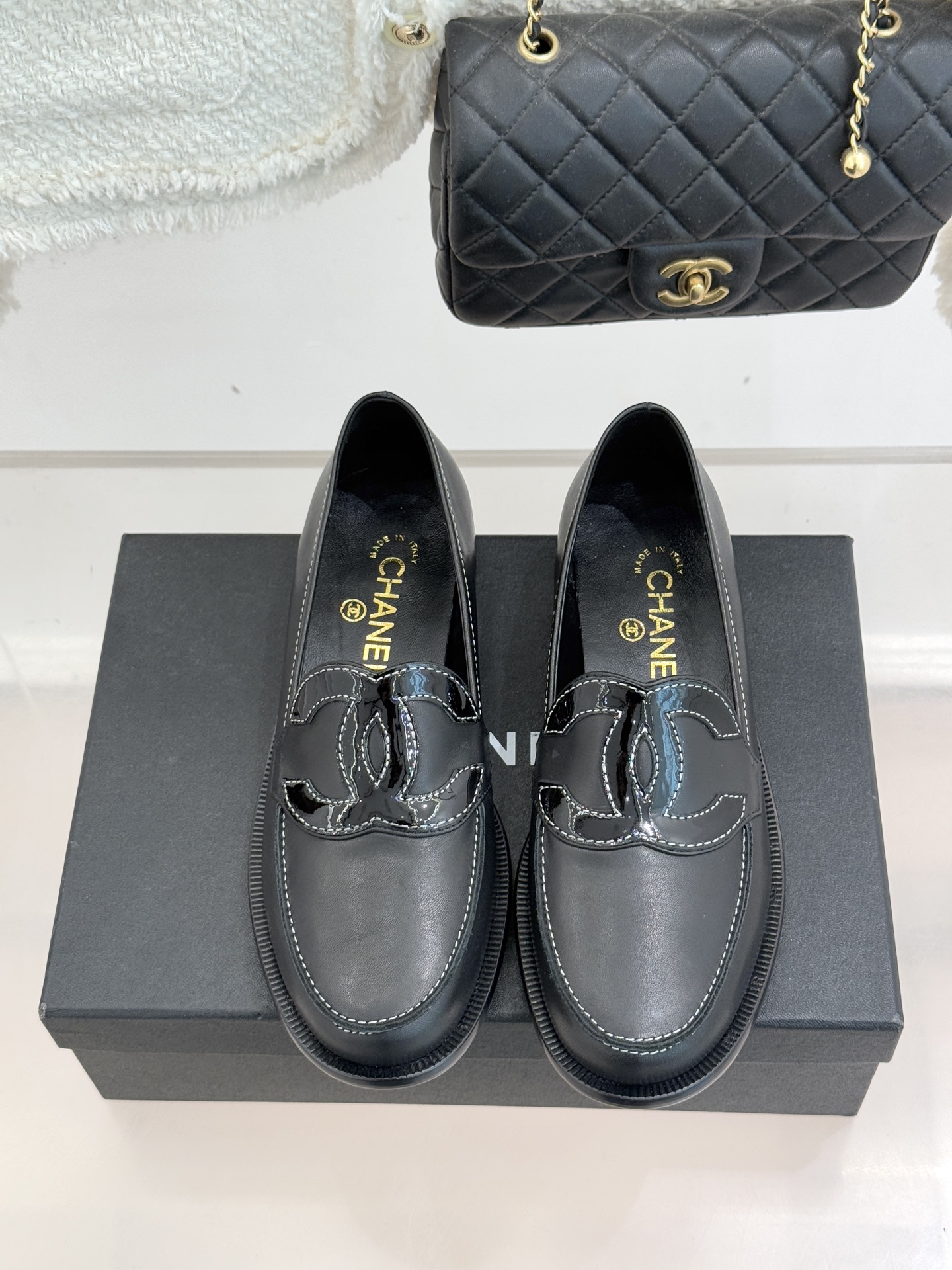 CHANE* ｜小香经典大双C乐福鞋当小香的光韵邂逅百年传承它以不朽经典诠释摩登新章。标志性大双C皮标镶