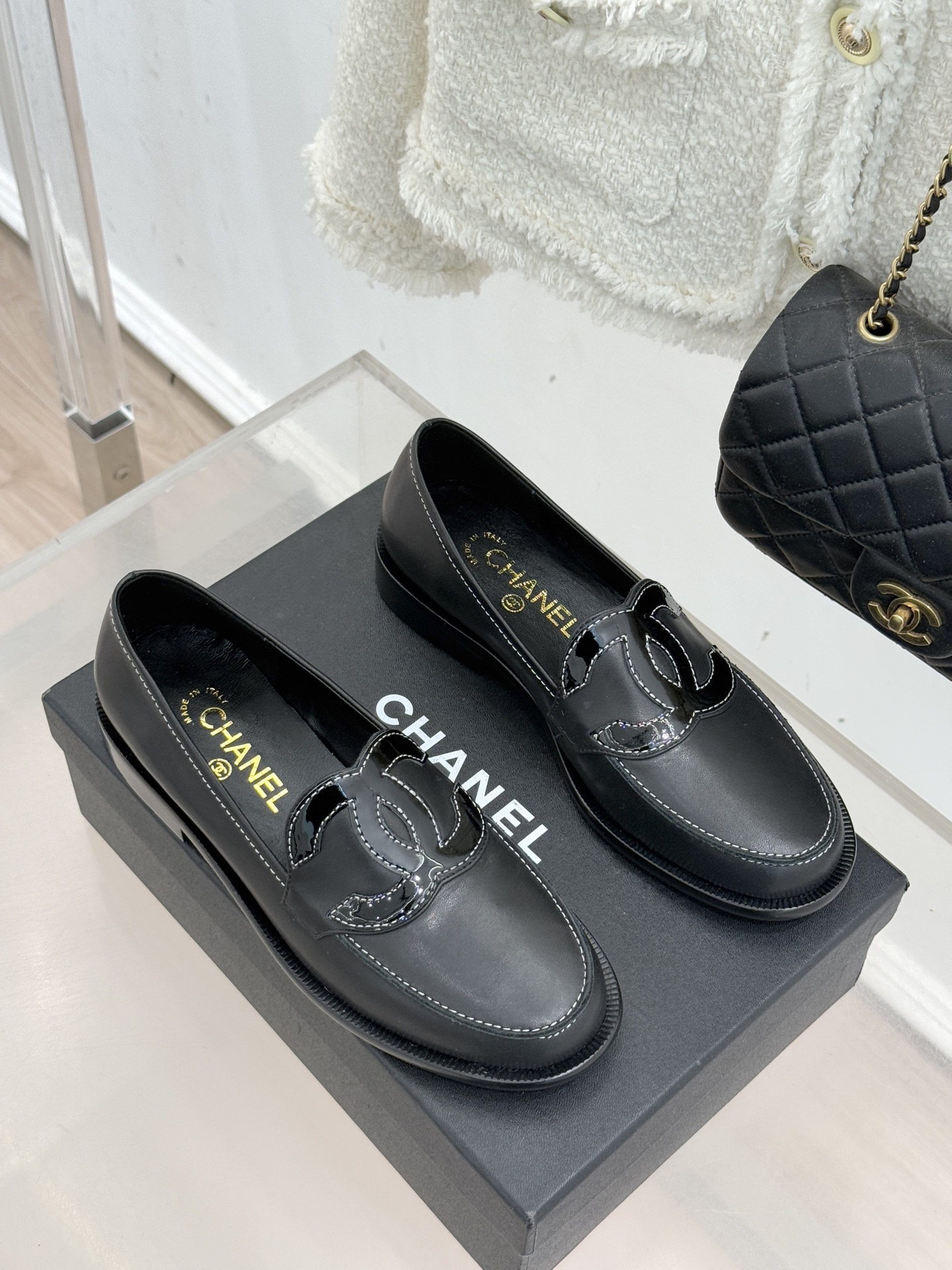 CHANE* ｜小香经典大双C乐福鞋当小香的光韵邂逅百年传承它以不朽经典诠释摩登新章。标志性大双C皮标镶