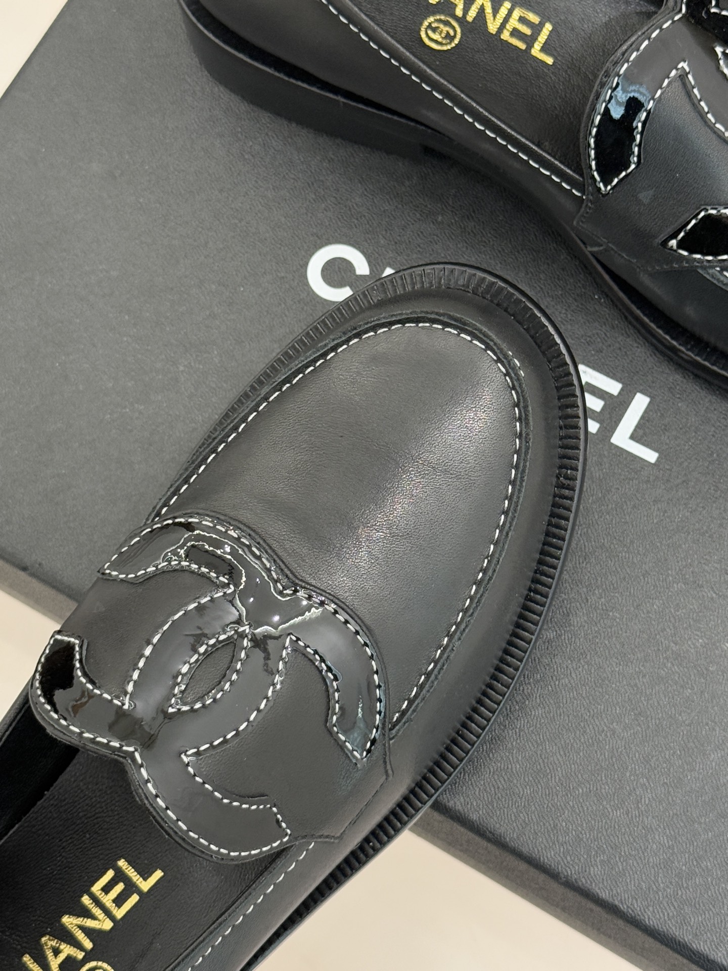 CHANE* ｜小香经典大双C乐福鞋当小香的光韵邂逅百年传承它以不朽经典诠释摩登新章。标志性大双C皮标镶