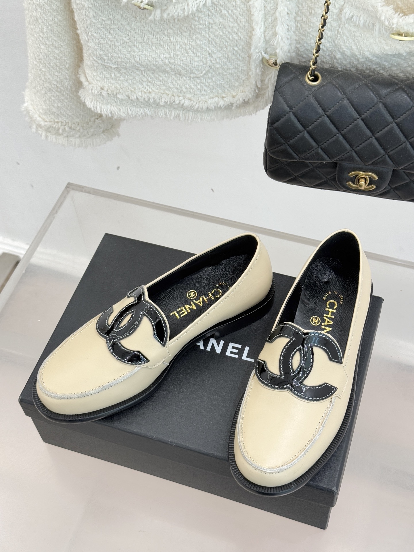 CHANE* ｜小香经典大双C乐福鞋当小香的光韵邂逅百年传承它以不朽经典诠释摩登新章。标志性大双C皮标镶