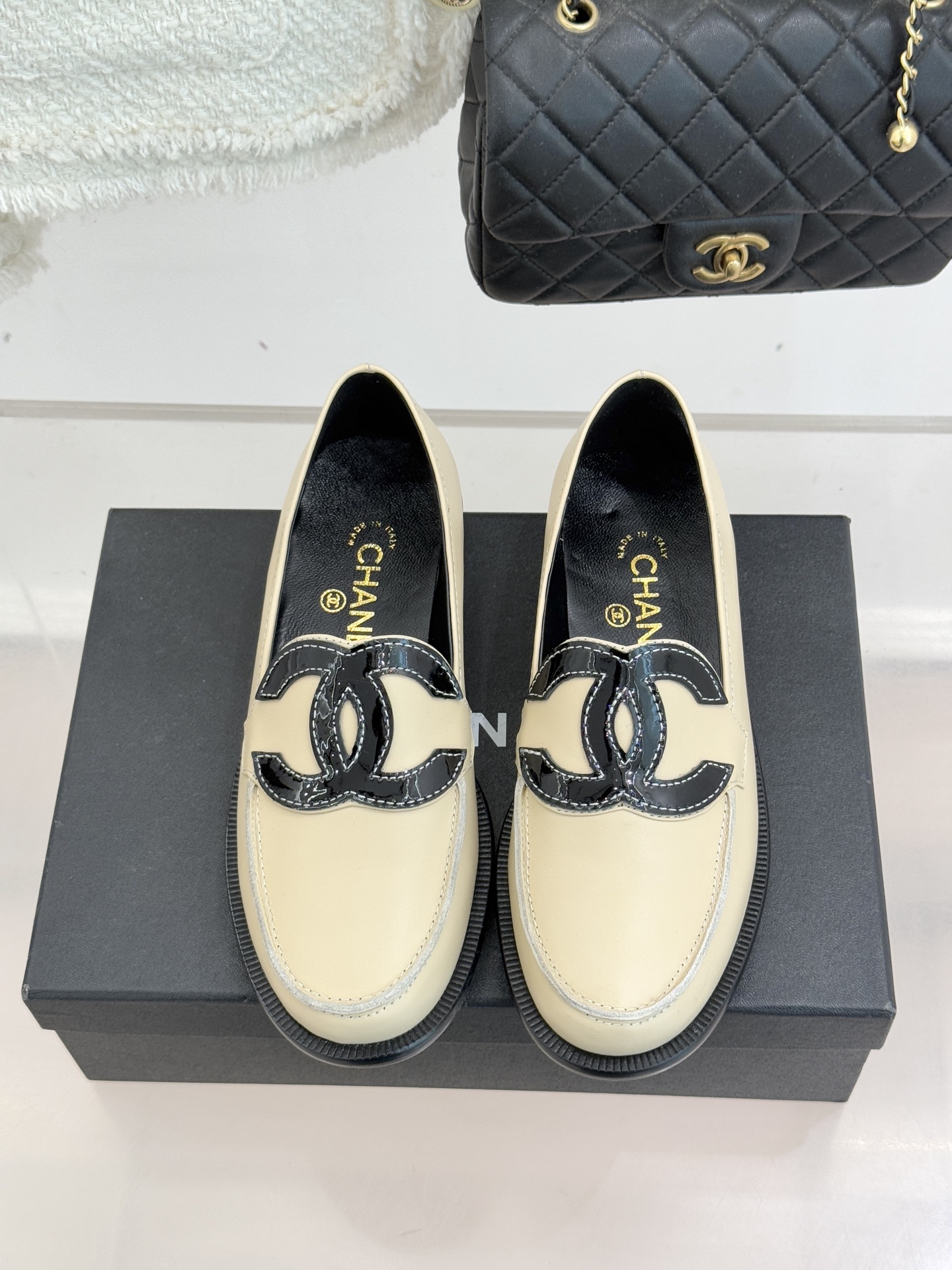 CHANE* ｜小香经典大双C乐福鞋当小香的光韵邂逅百年传承它以不朽经典诠释摩登新章。标志性大双C皮标镶