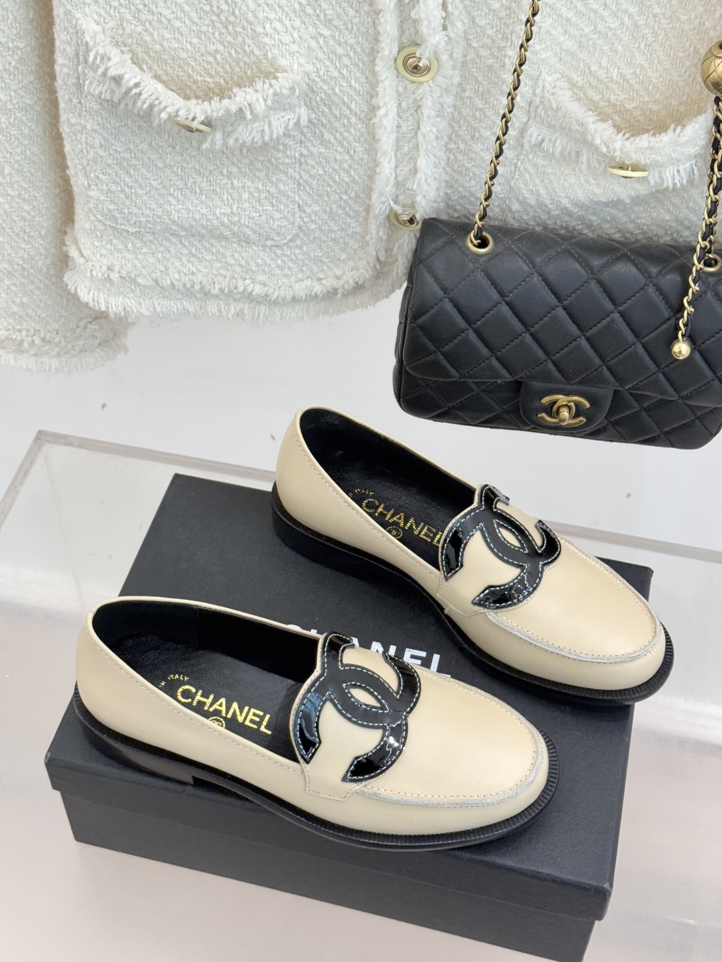 CHANE* ｜小香经典大双C乐福鞋当小香的光韵邂逅百年传承它以不朽经典诠释摩登新章。标志性大双C皮标镶