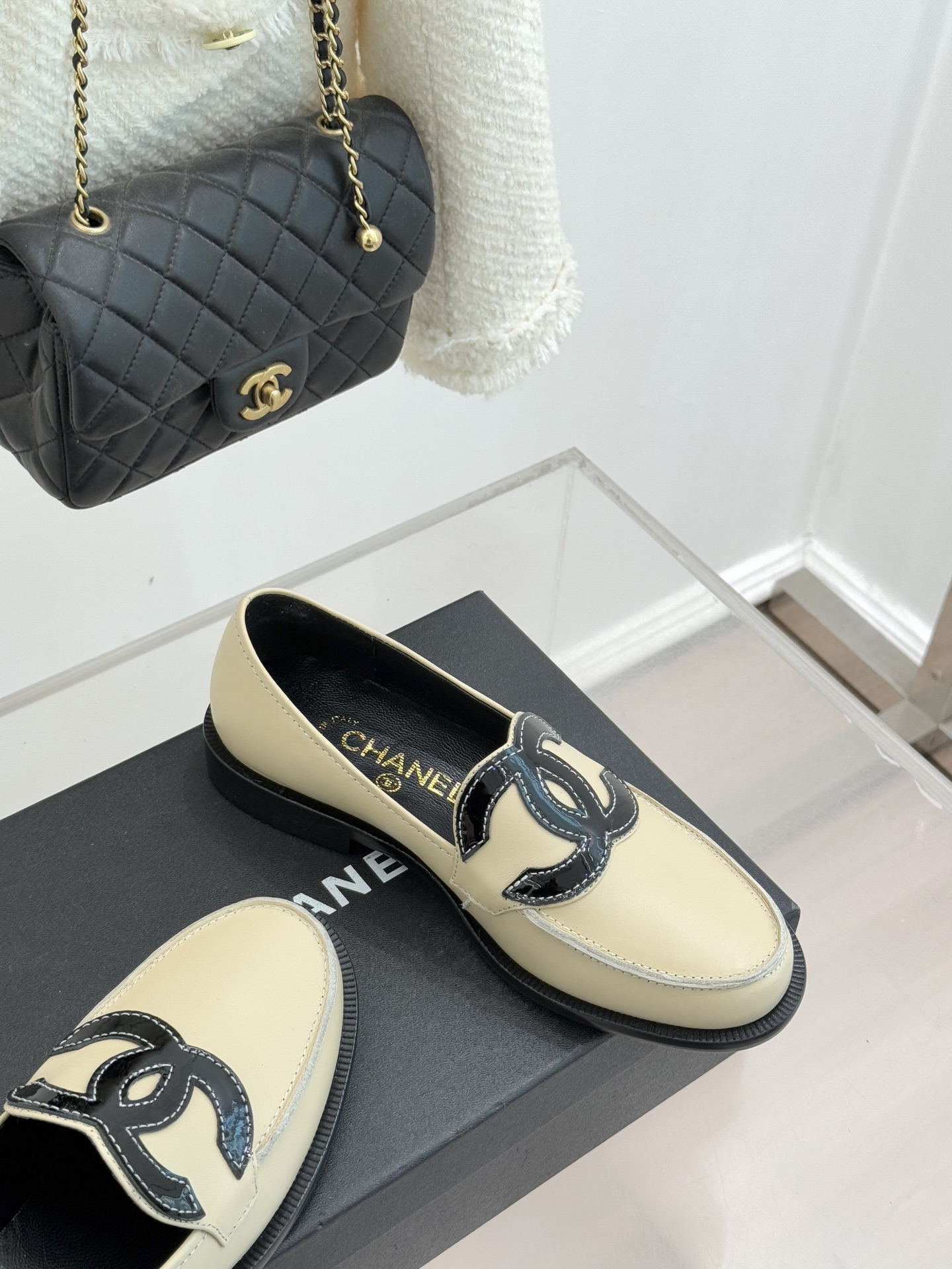 CHANE* ｜小香经典大双C乐福鞋当小香的光韵邂逅百年传承它以不朽经典诠释摩登新章。标志性大双C皮标镶