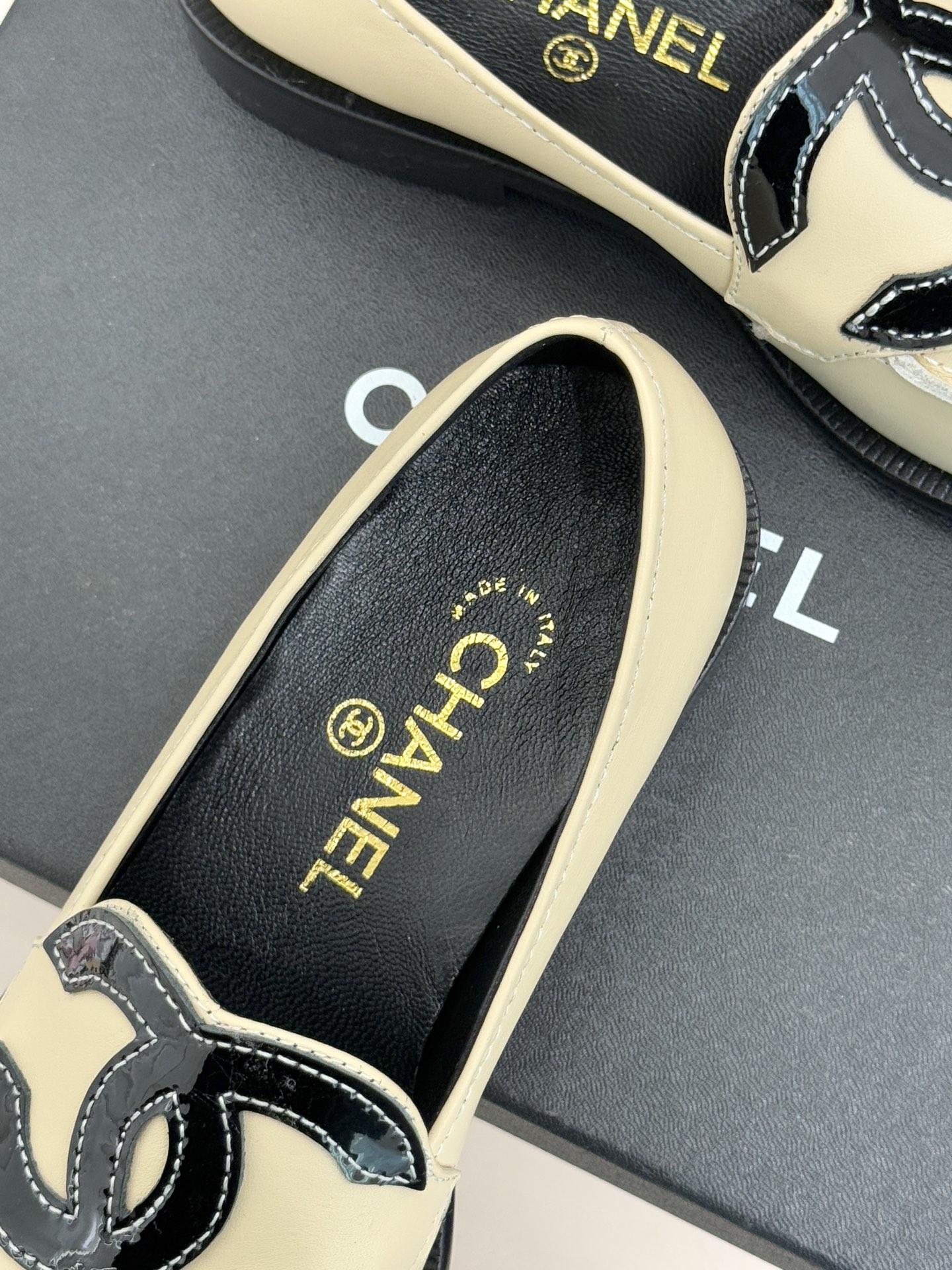 CHANE* ｜小香经典大双C乐福鞋当小香的光韵邂逅百年传承它以不朽经典诠释摩登新章。标志性大双C皮标镶