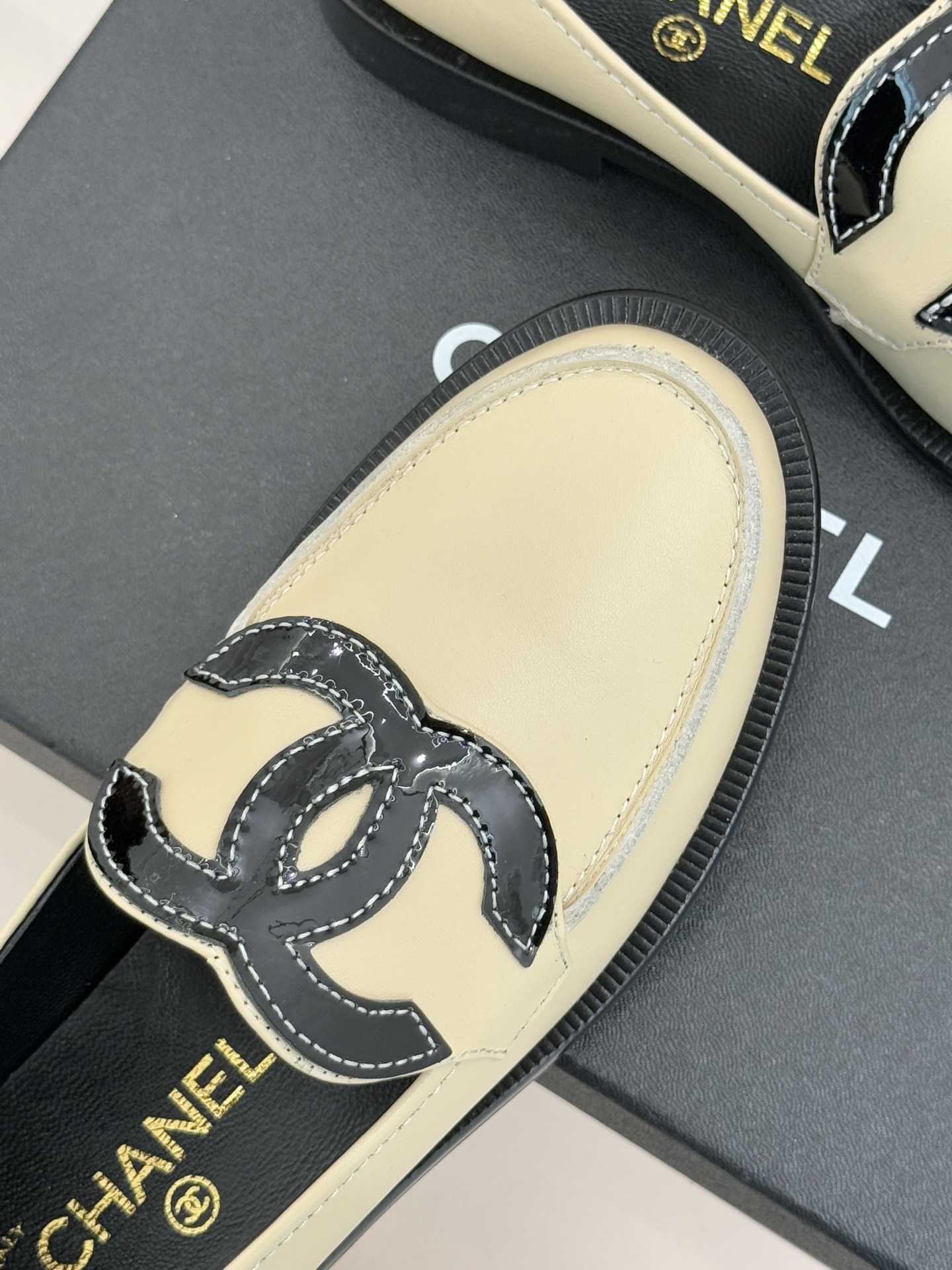 CHANE* ｜小香经典大双C乐福鞋当小香的光韵邂逅百年传承它以不朽经典诠释摩登新章。标志性大双C皮标镶