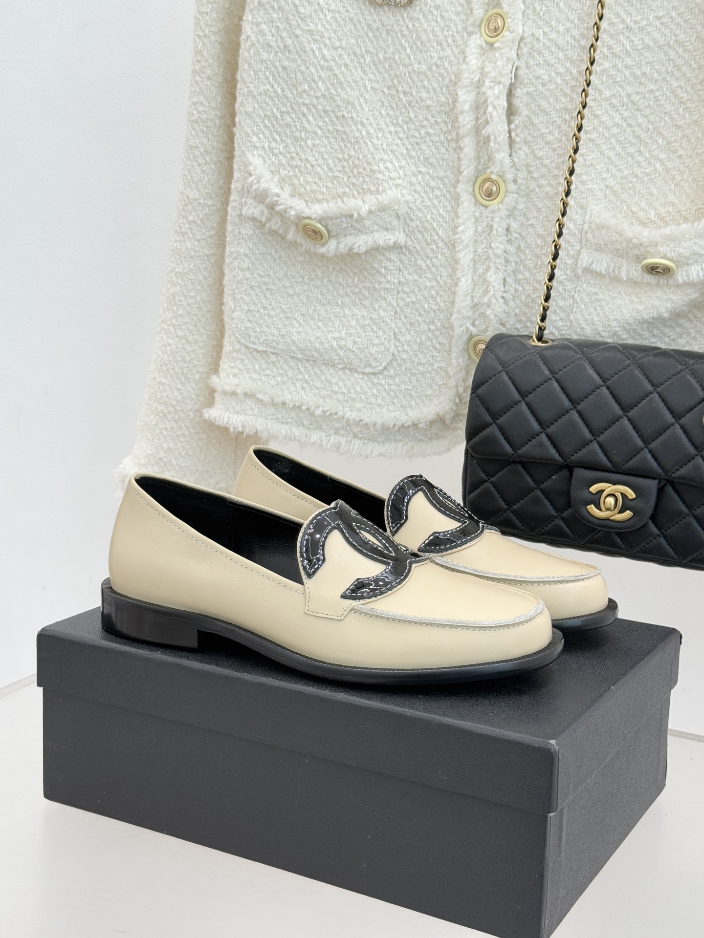 CHANE* ｜小香经典大双C乐福鞋当小香的光韵邂逅百年传承它以不朽经典诠释摩登新章。标志性大双C皮标镶