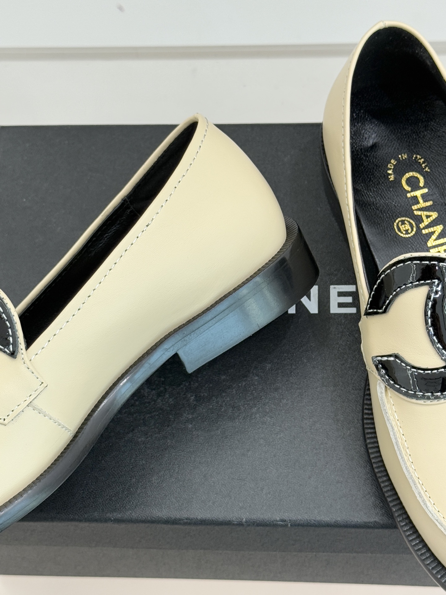 CHANE* ｜小香经典大双C乐福鞋当小香的光韵邂逅百年传承它以不朽经典诠释摩登新章。标志性大双C皮标镶