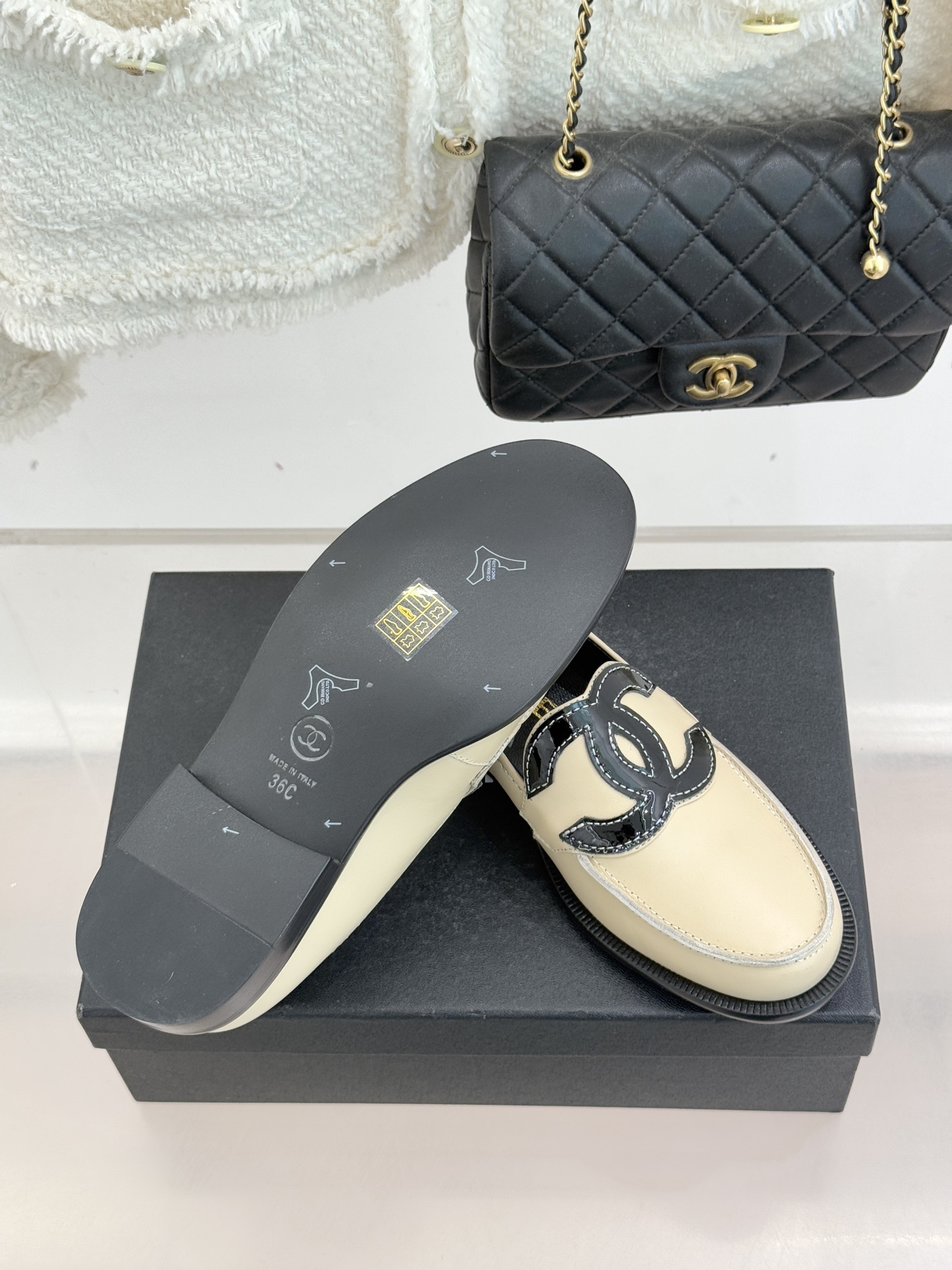 CHANE* ｜小香经典大双C乐福鞋当小香的光韵邂逅百年传承它以不朽经典诠释摩登新章。标志性大双C皮标镶