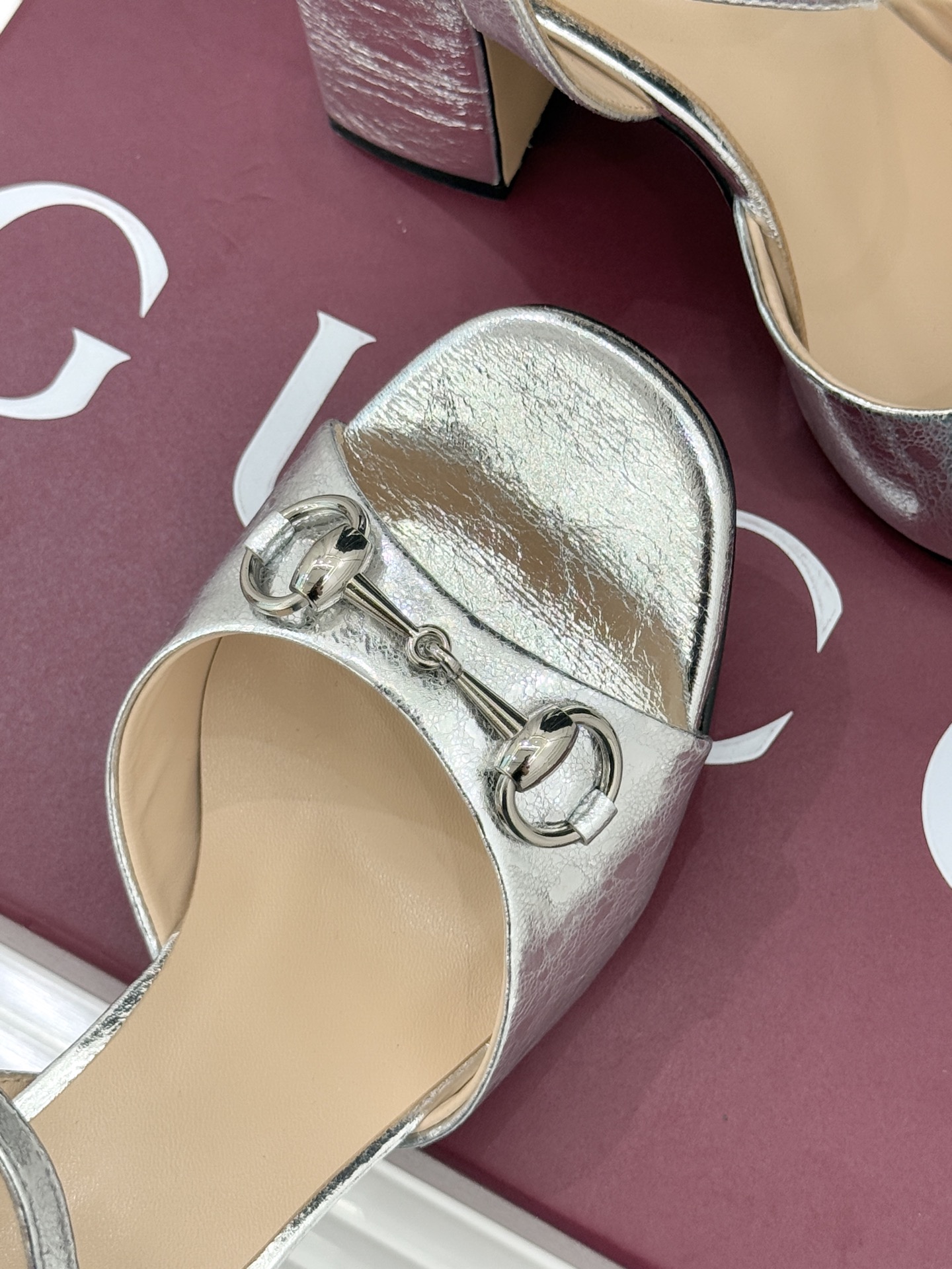 Gucci/古驰26WF新品马衔扣鱼嘴粗跟凉鞋G家2026春夏系列焕新经典它以意式松弛美学点亮夏日造型。