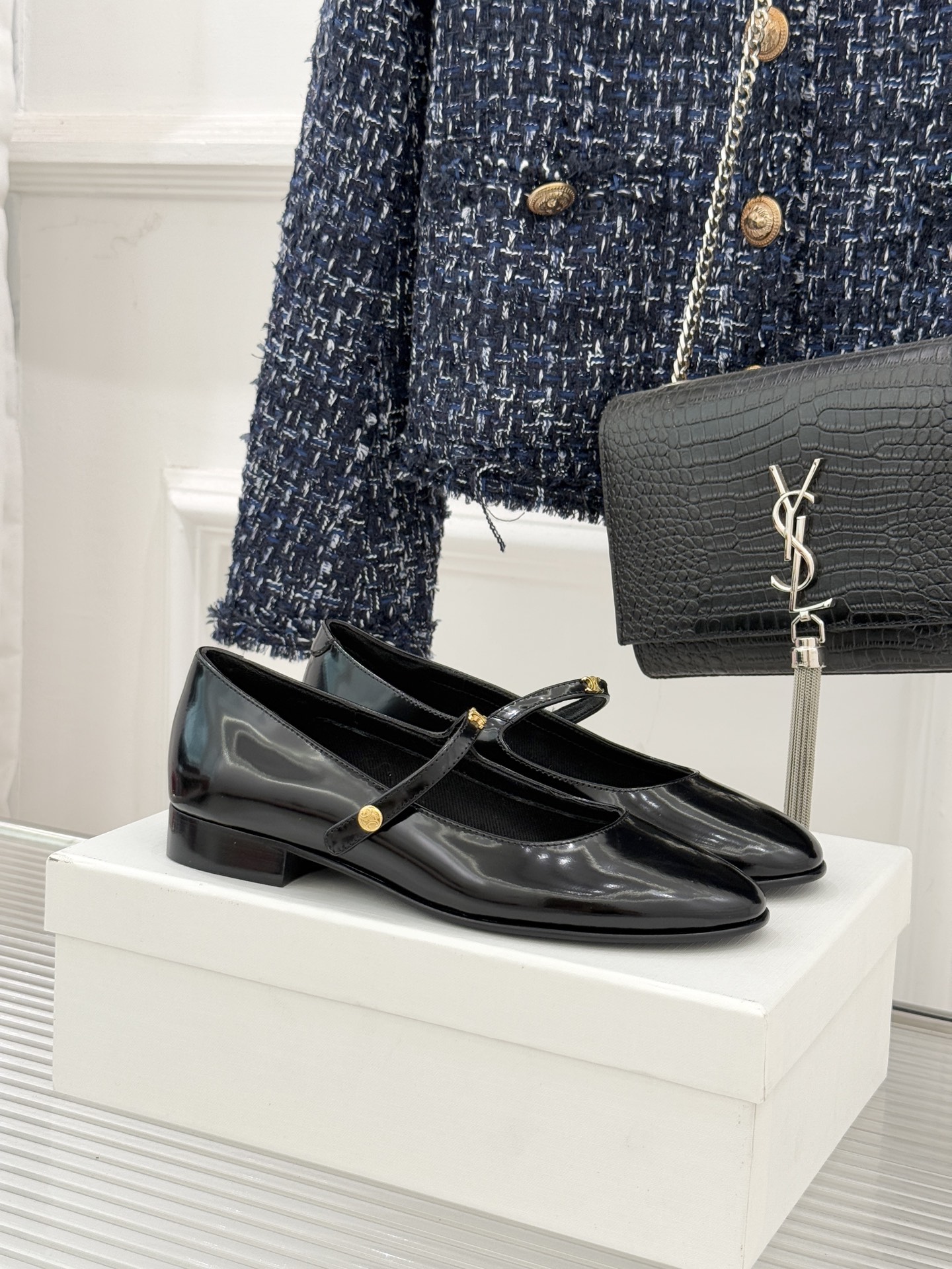 NO:721460,Celine/Celine 26WF new product Arc de Triomphe small logo one-strap Mary Jane shoes Ce's 2026 spring and summer series reshapes French classics This pair of Mary Jane shoes outlines an elegant silhouette with minimalist lines. The selected Italian first-layer cowhide has a delicate touch. The warm matte texture precipitates the relaxed style of old money. The round-toe design accommodates the foot shape and shows a comfortable posture when walking. The minimalist one-strap design is neat and elegant.  The mini Arc de Triomphe metal logo on the laces hides ingenuity, and the gilded luster highlights the brand recognition in a low-key manner. The flat bottom with sheepskin lining combines comfort and support, so there is no pressure for long-term commuting or daily roaming. Whether paired with high-waisted wide-leg pants for a smart workplace style or a floral skirt for French romance, it can light up the look with a low-key texture, becoming a versatile and elegant tool in the spring and summer wardrobe. The fabric is made of original custom-made materials  The inner toe and toe are made of sheepskin. The genuine leather outsole imported from Italy No. 90420260206, single shoes, celine, celine, mary jane, skirts, cowhide, sheepskin, Leather soles19860909Celine/赛琳26WF新品凯旋门小logo 一字带玛丽珍鞋 Ce家2026春夏系列重塑法式经典 这双玛丽珍鞋以极简线条勾勒优雅轮廓 精选意大利头层牛皮触感细腻 温润哑光质感沉淀出老钱风的松弛格调 圆头设计包容脚型 行走间尽显自在姿态. 极简一字带设计利落大气 鞋带处的迷你凯旋门金属logo暗藏巧思 鎏金光泽低调彰显品牌辨识度. 平底搭配羊皮内里 兼顾舒适与支撑 久坐通勤或日常漫游皆无压力. 无论是搭配高腰阔腿裤打造干练职场风 还是配碎花裙演绎法式浪漫 都能以低调质感点亮造型 成为春夏衣橱中百搭不挑人的优雅利器. 面料采用原版定制材质 内里踮脚均为羊皮 意大利进口真皮大底 编号90420260206,单鞋,celine,celine,mary jane,skirts,cowhide,sheepskin,Leather soles,Women's Shoes