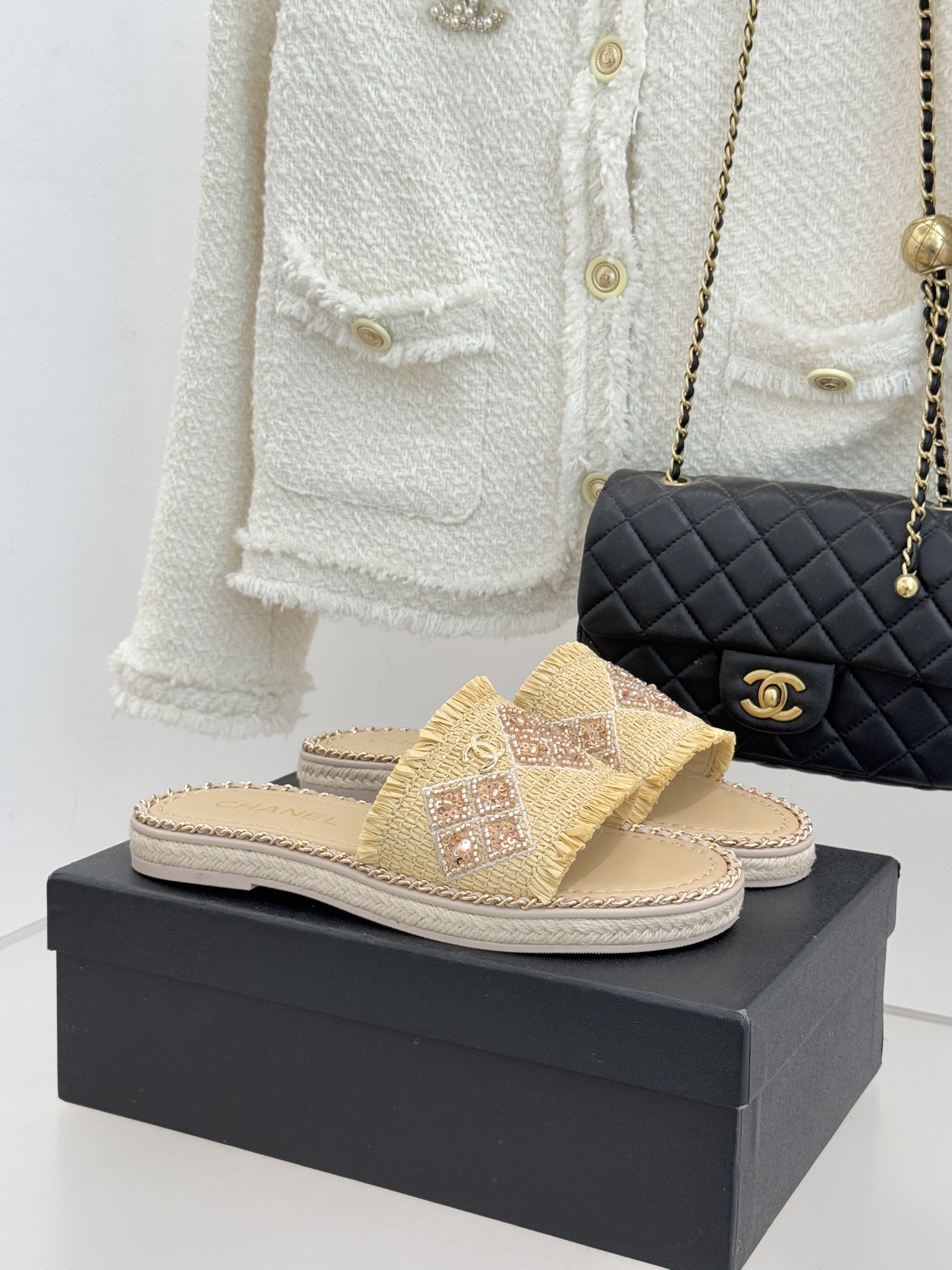 CHANE* ｜小香26P春夏新品水钻珍珠编织双C平底拖鞋当双C标志遇上水钻珍珠与编织元素这双拖鞋就是行