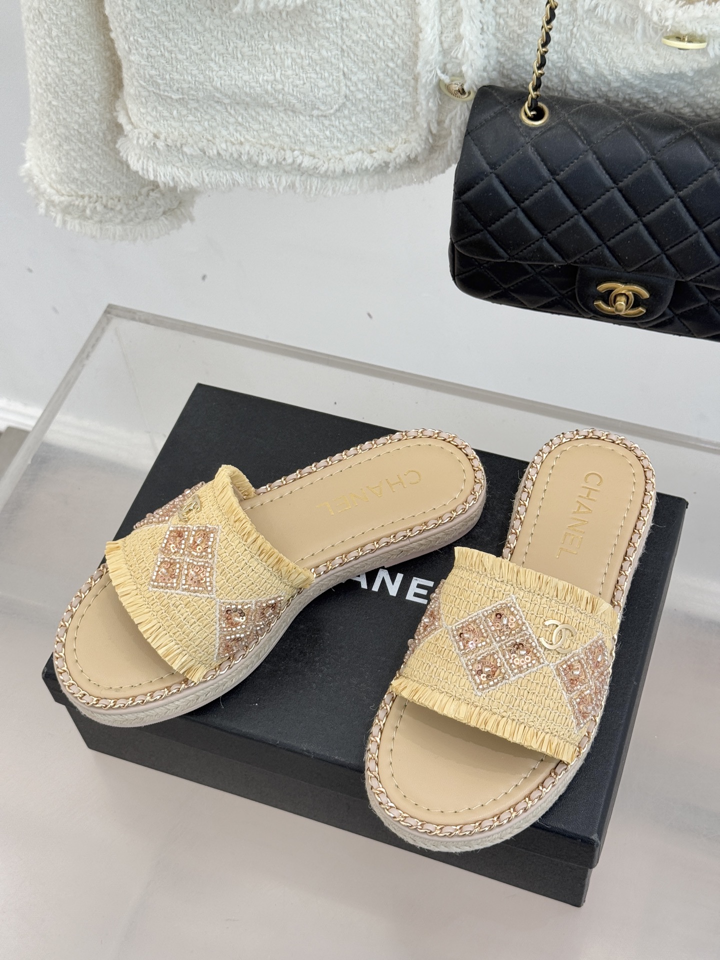CHANE* ｜小香26P春夏新品水钻珍珠编织双C平底拖鞋当双C标志遇上水钻珍珠与编织元素这双拖鞋就是行