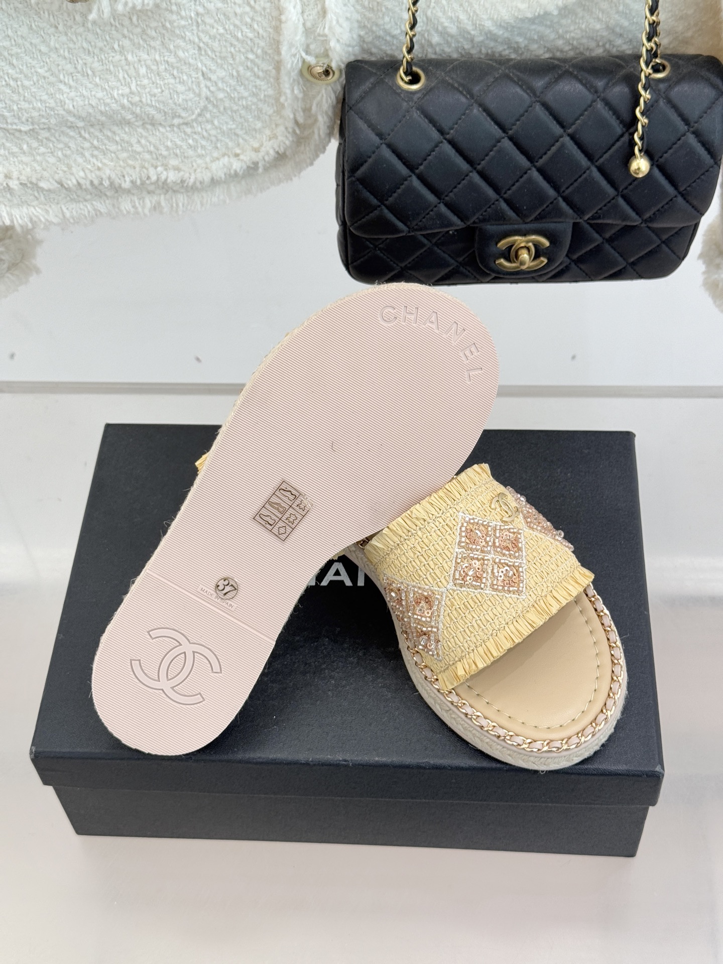 CHANE* ｜小香26P春夏新品水钻珍珠编织双C平底拖鞋当双C标志遇上水钻珍珠与编织元素这双拖鞋就是行
