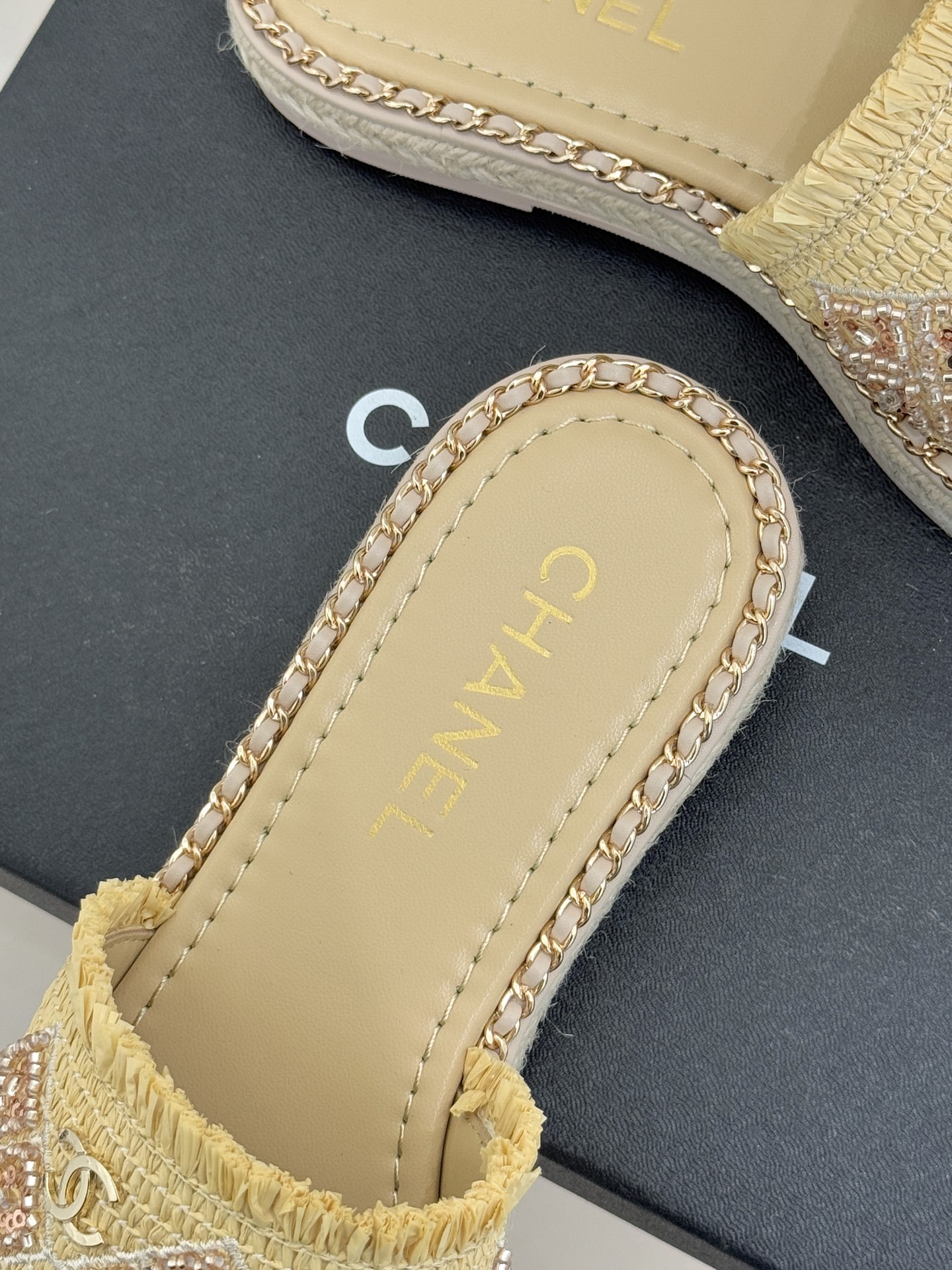 CHANE* ｜小香26P春夏新品水钻珍珠编织双C平底拖鞋当双C标志遇上水钻珍珠与编织元素这双拖鞋就是行