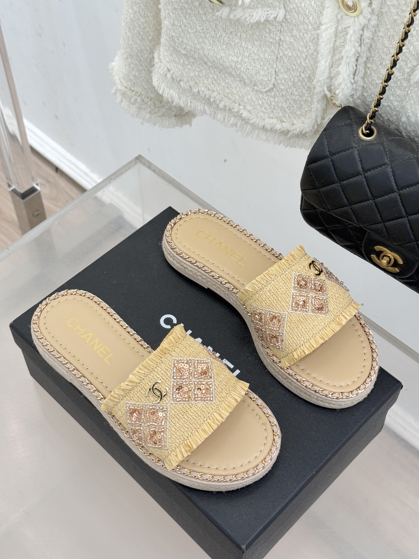 CHANE* ｜小香26P春夏新品水钻珍珠编织双C平底拖鞋当双C标志遇上水钻珍珠与编织元素这双拖鞋就是行