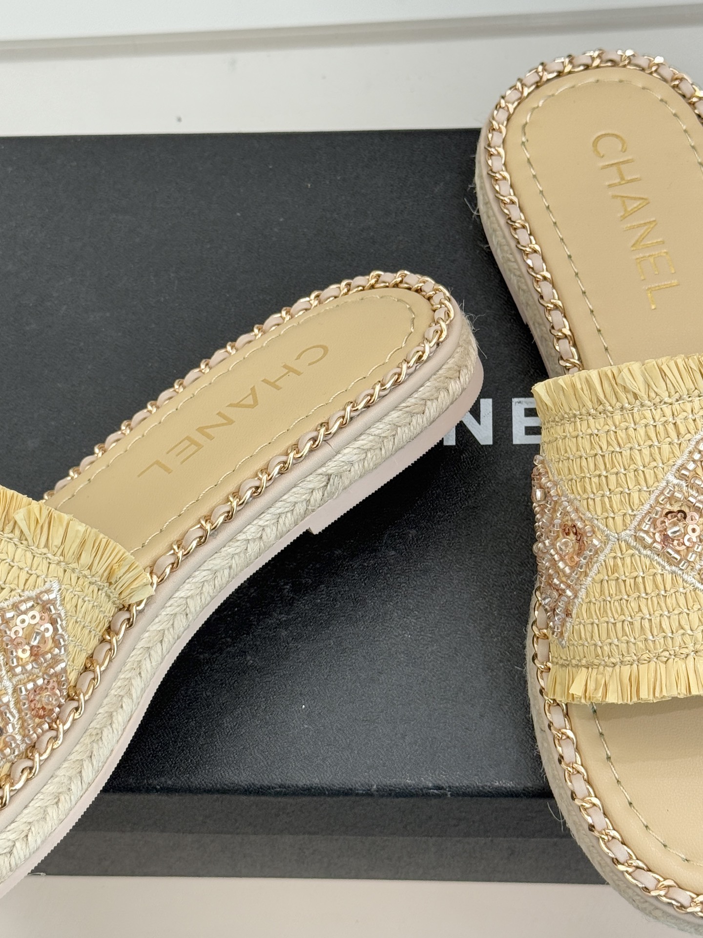 CHANE* ｜小香26P春夏新品水钻珍珠编织双C平底拖鞋当双C标志遇上水钻珍珠与编织元素这双拖鞋就是行