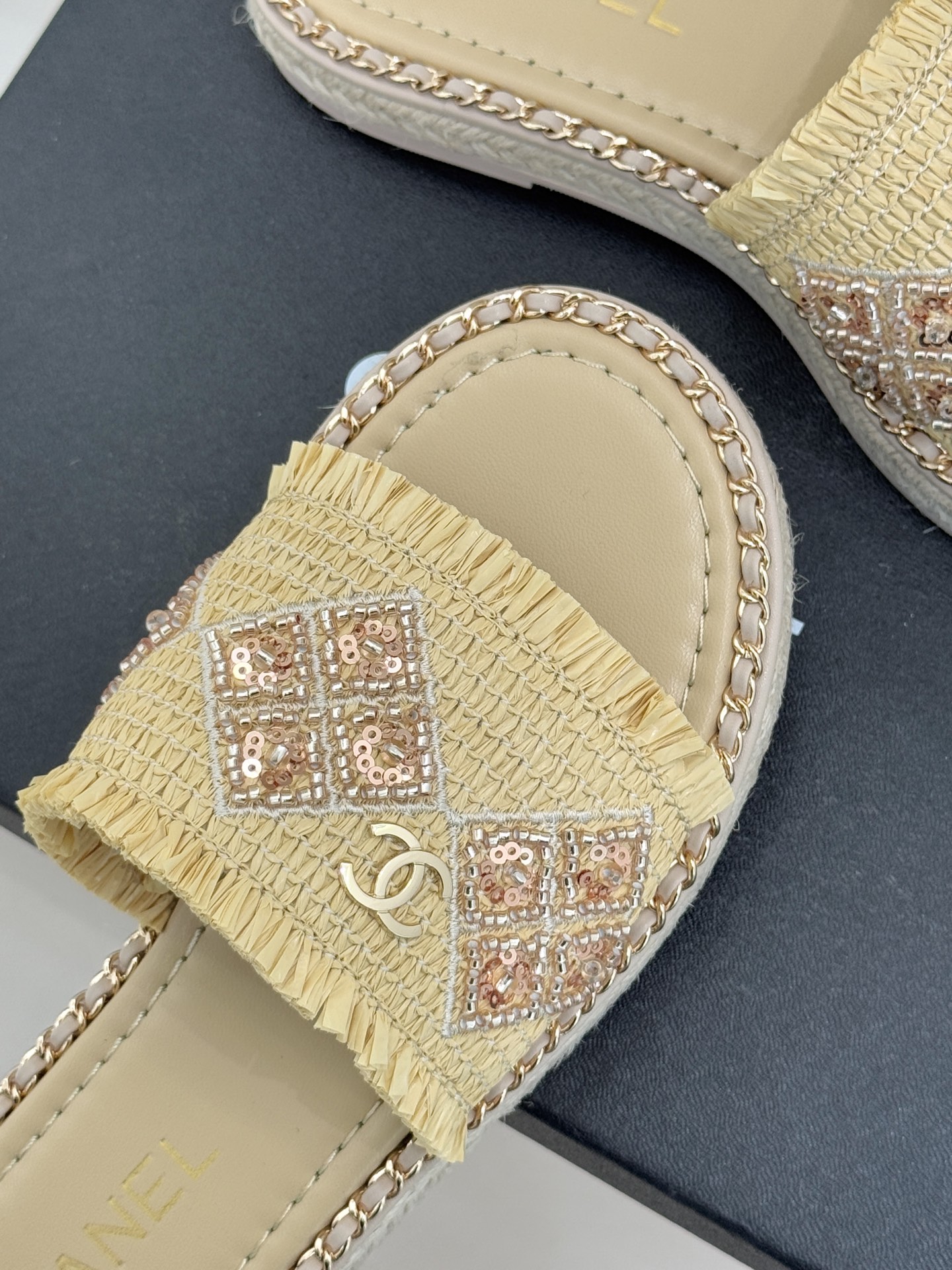 CHANE* ｜小香26P春夏新品水钻珍珠编织双C平底拖鞋当双C标志遇上水钻珍珠与编织元素这双拖鞋就是行