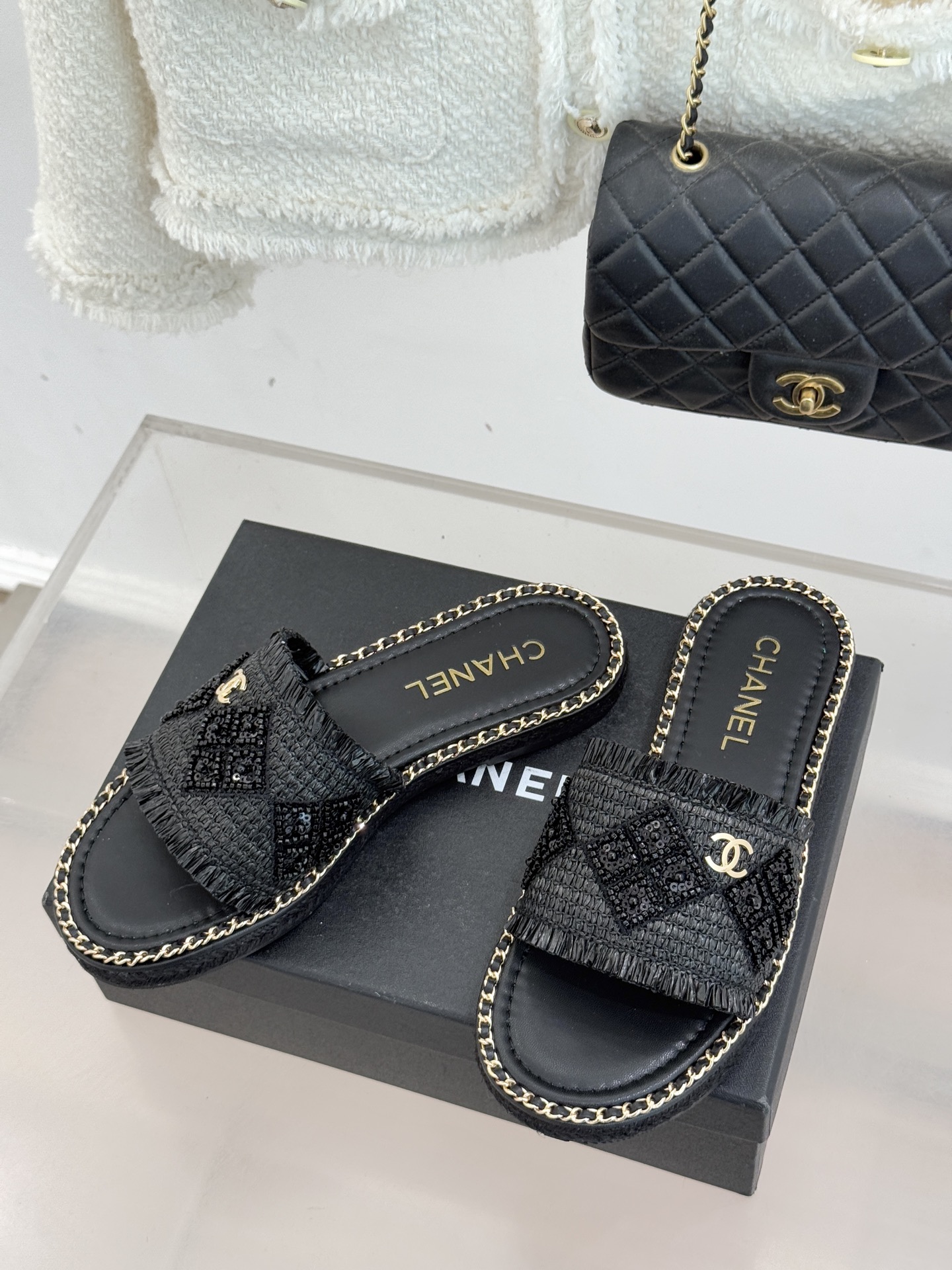 CHANE* ｜小香26P春夏新品水钻珍珠编织双C平底拖鞋当双C标志遇上水钻珍珠与编织元素这双拖鞋就是行