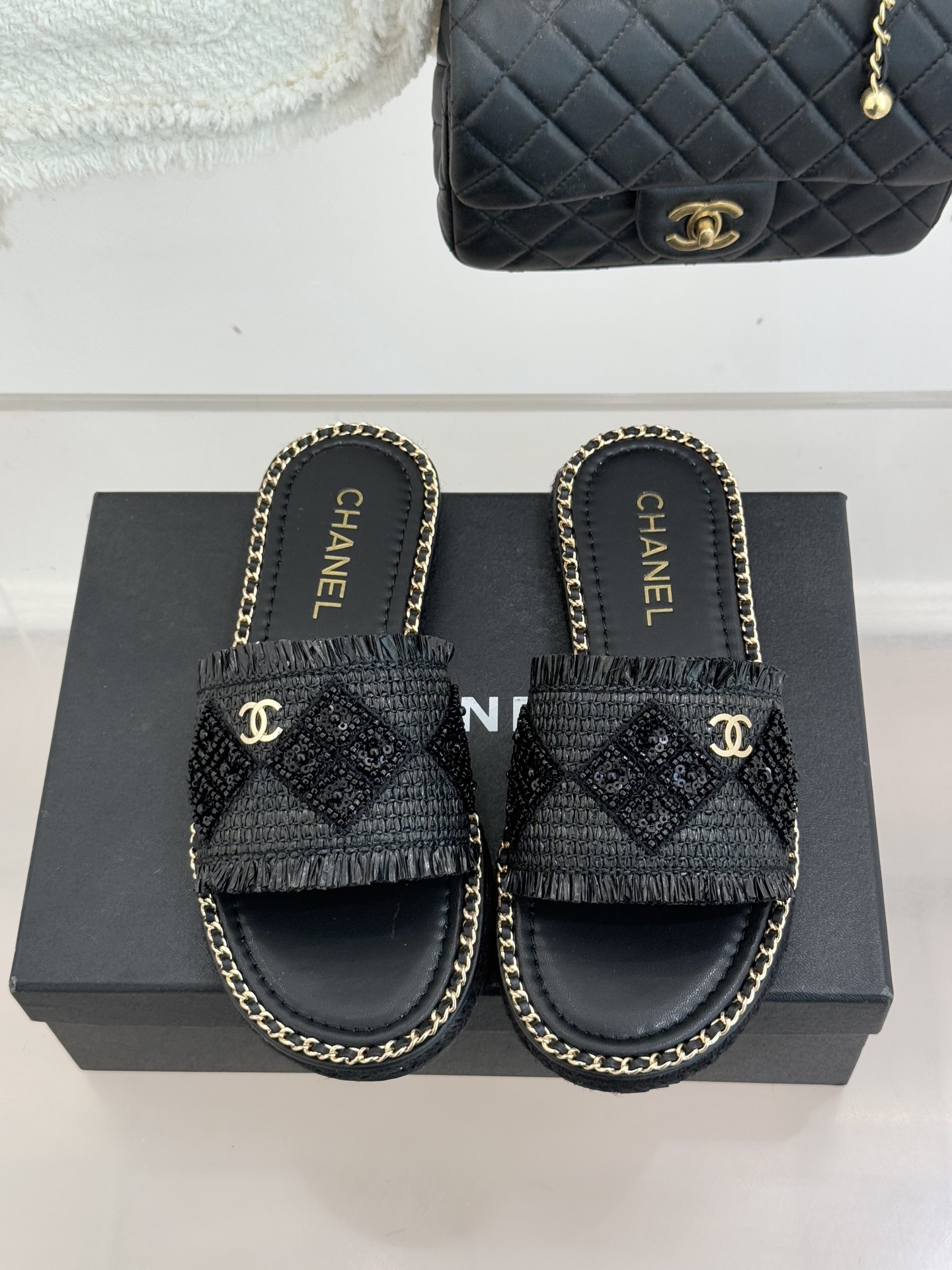 CHANE* ｜小香26P春夏新品水钻珍珠编织双C平底拖鞋当双C标志遇上水钻珍珠与编织元素这双拖鞋就是行