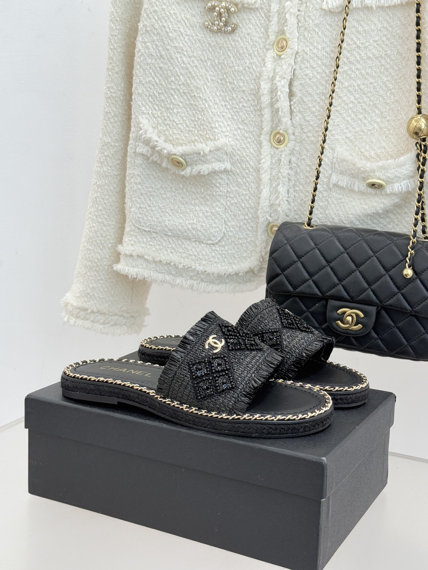 CHANE* ｜小香26P春夏新品水钻珍珠编织双C平底拖鞋当双C标志遇上水钻珍珠与编织元素这双拖鞋就是行